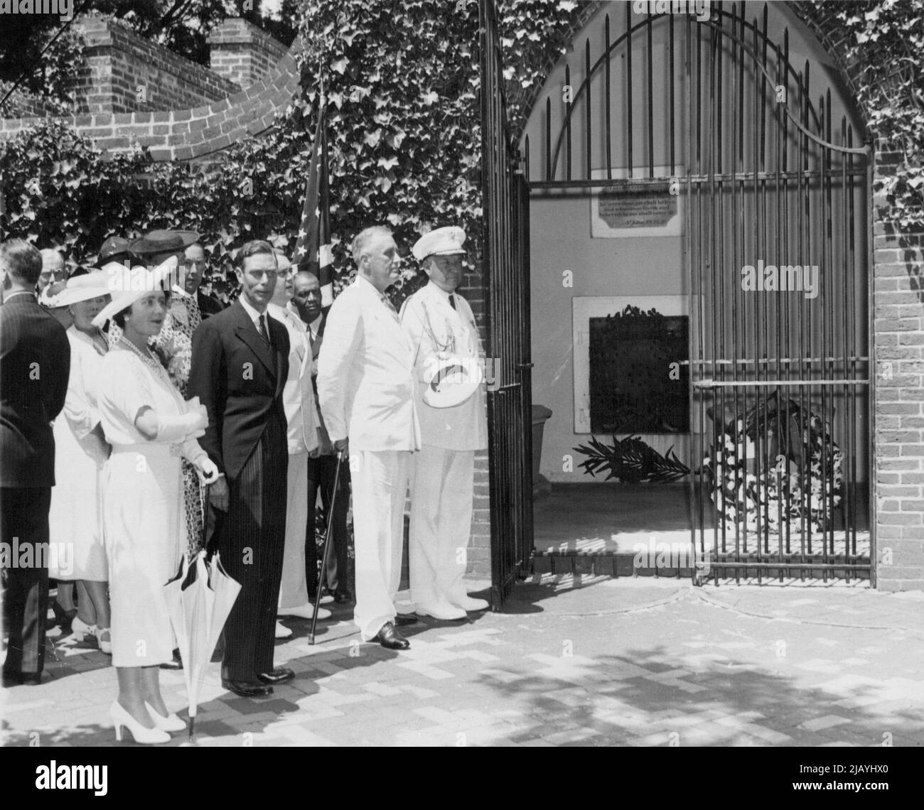 Königliche Hoheit am Grab von Washington -- am Grab von George Washington ***** , Sind (von links nach rechts), Queen Elizabeth und ***** Von England; Präsident Franklin D. Roosevelt ***** General Edwin Watson, Sekretär des Präsidenten. ***** Im gepunkteten Kleid ist die Frau des Präsidenten. 6. September 1939. (Foto von ACME). Stockfoto