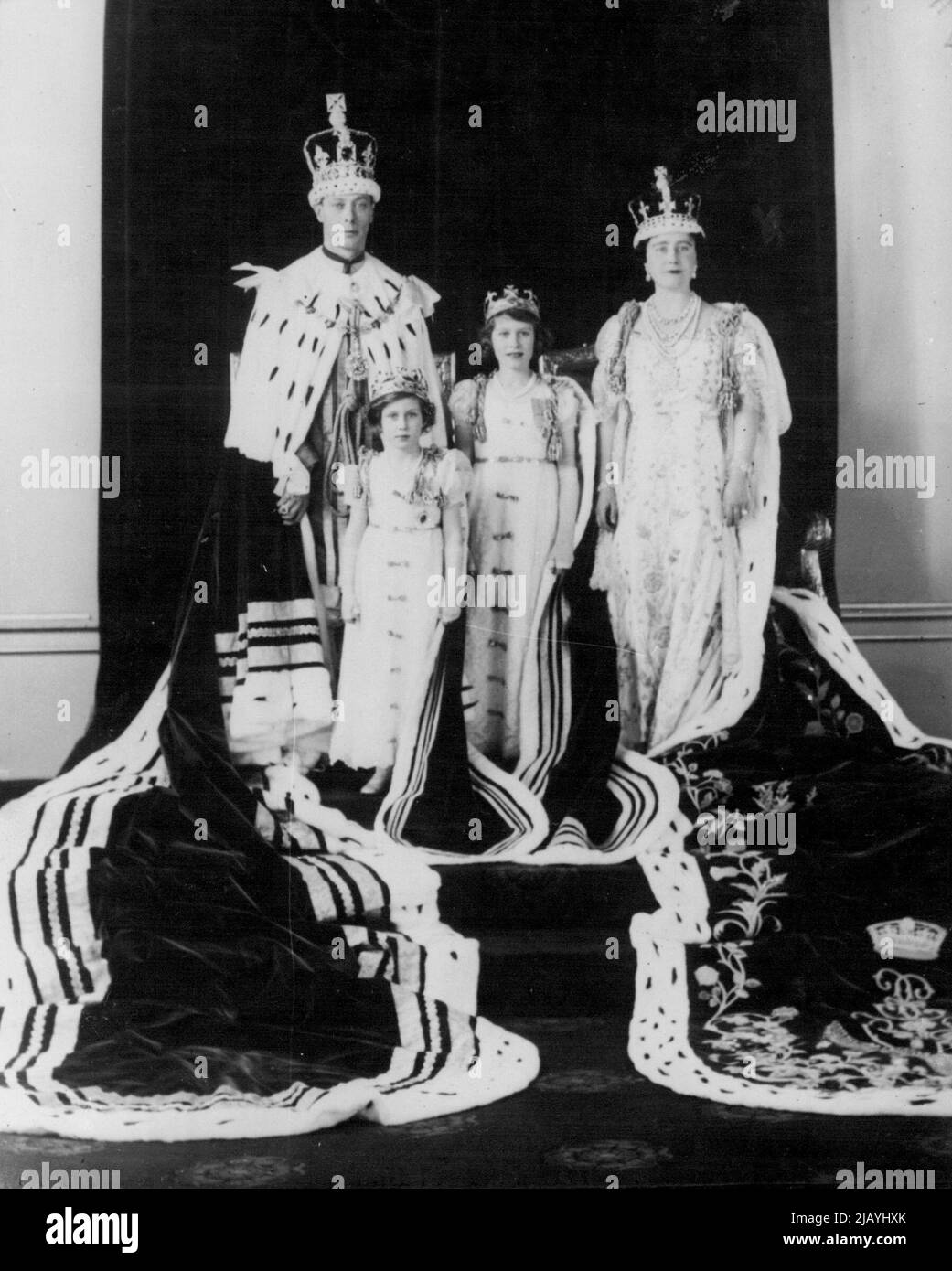 Die königliche Familie, bei der Krönung, 12. Mai 1937. Der König, Königin Elizabeth, Prinzessin Elizabeth und Prinzessin Margaret (damals als Prinzessin Margaret Rose bekannt). 15. November 1951. (Foto von Reuterphoto) Stockfoto