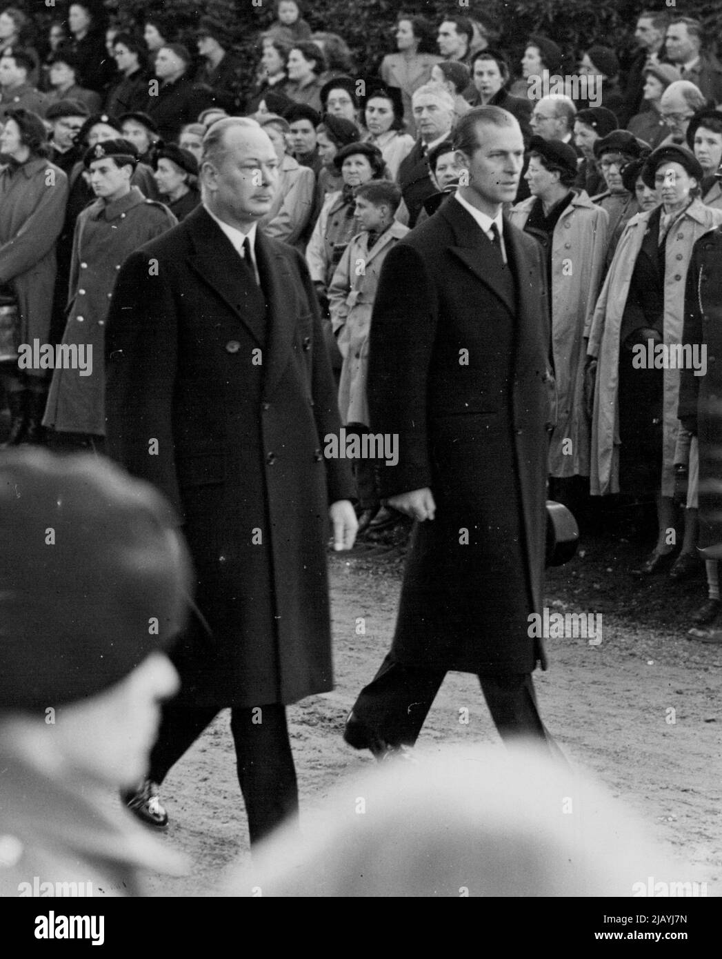 Der Herzog von Gloucester und der Herzog von Edinburgh nach dem königlichen Sarg in Sandringham. 11. Februar 1952. (Foto von Daily Mirror). Stockfoto