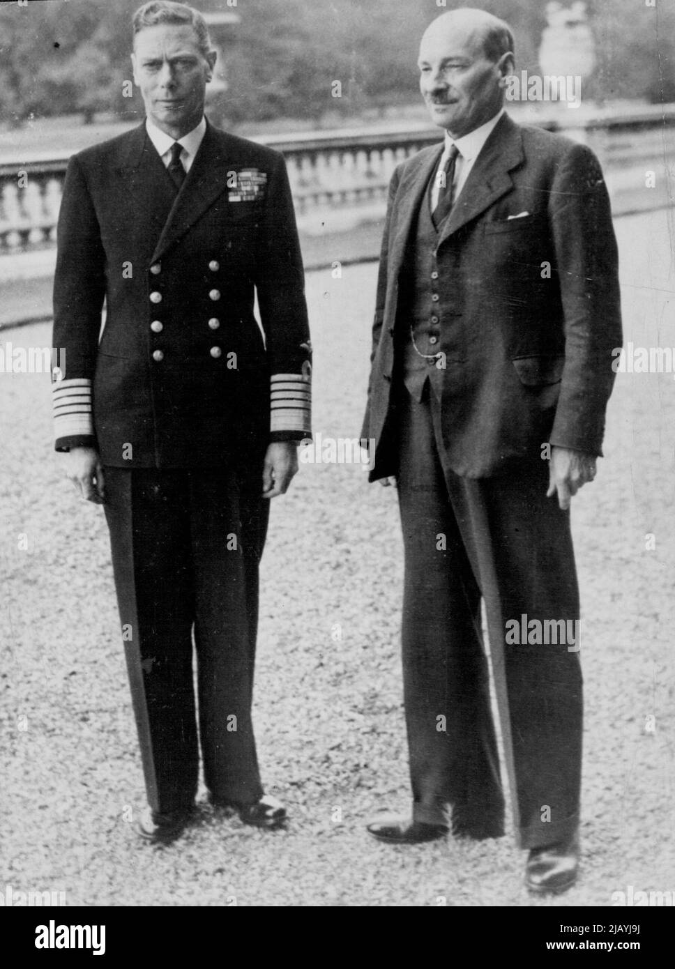 Premierminister besucht den König - der neue britische Premierminister Clement Attlee (rechts) spricht mit seiner Majestät. Der König auf dem Palastgelände am 28. Juli. Herr Attlee legte seiner Majestät die Liste der neuen Regierung vor. 08. April 1945. (Foto von Associated Press Photo). Stockfoto