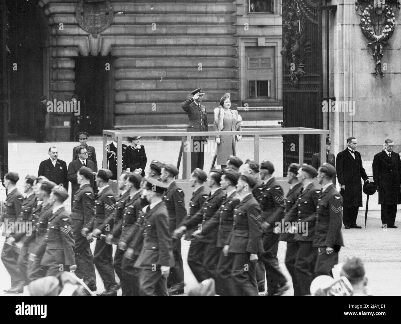 'Battle of Britain' Sonntag - Mitglieder der Royal Air Force passieren die saluierende Basis. Seine Majestät der König, nahm den Gruß eines Marsch Pat, zum Gedenken an den Sieg der Schlacht von Großbritannien, gestern (so). 28. Dezember 1943. (Foto von LNA). Stockfoto