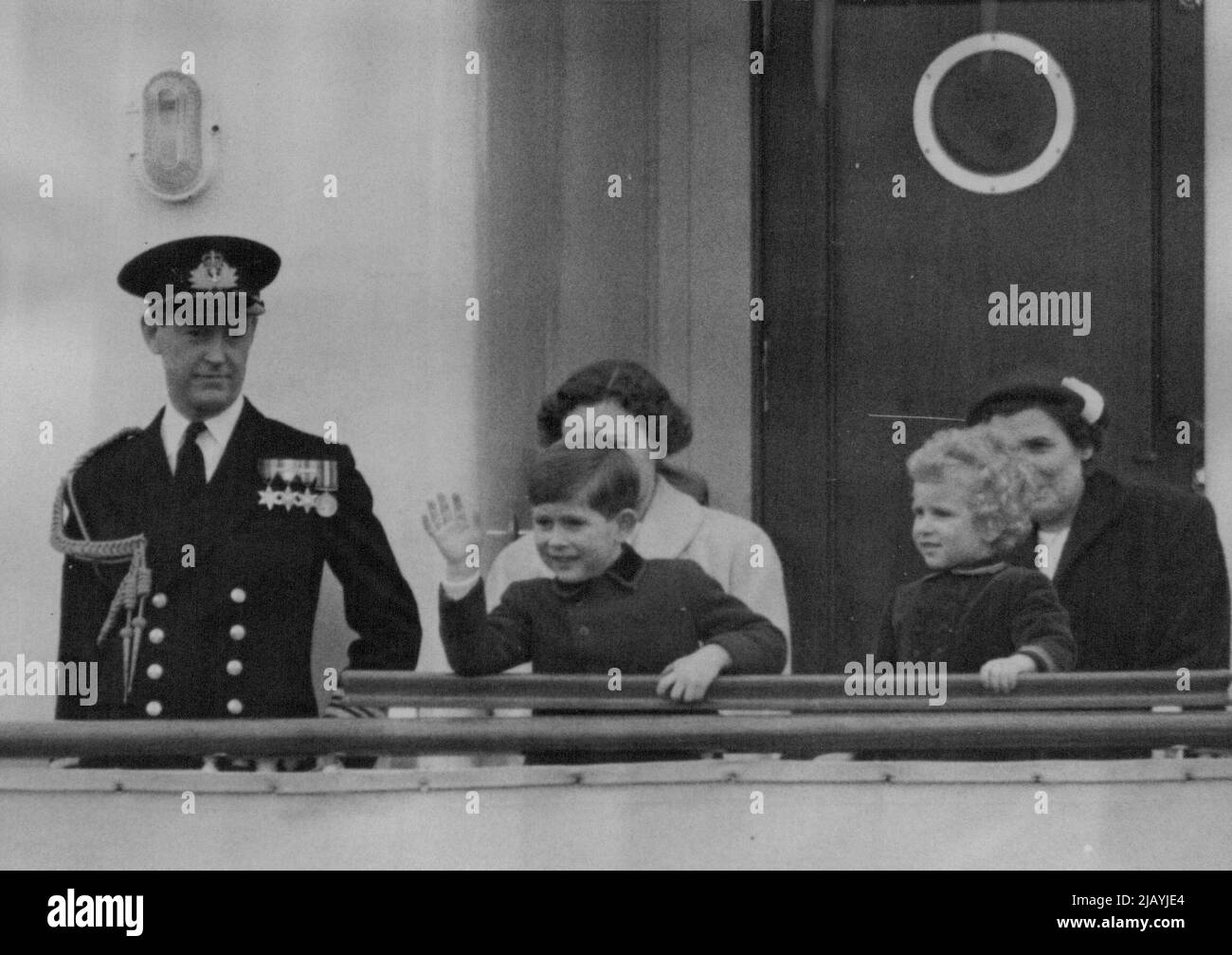 A Royal Wave -- Eine Nahaufnahme der jungen Reisenden, die von der 'Britannia' aus zur Königin Mutter und Prinzessin Margaret winkten, die in Portsmouth waren, um sie zu sehen. Zwei aufgeregt Kinder T.R.H. Prinz Charles und Prinzessin Anne bestiegen heute die Royal Yacht in 'Britannia' in Portsmouth. Die Kinder segeln nach Tobruk, einer 2800 Meilen langen Reise, um mit ihren Eltern, S.M. der Königin und S.R.H. dem Herzog von Edinburgh, zu reisen. Die königlichen Kinder sind aus diesem Land ausgekommen. 14. April 1954. (Foto von Fox Photos). Stockfoto