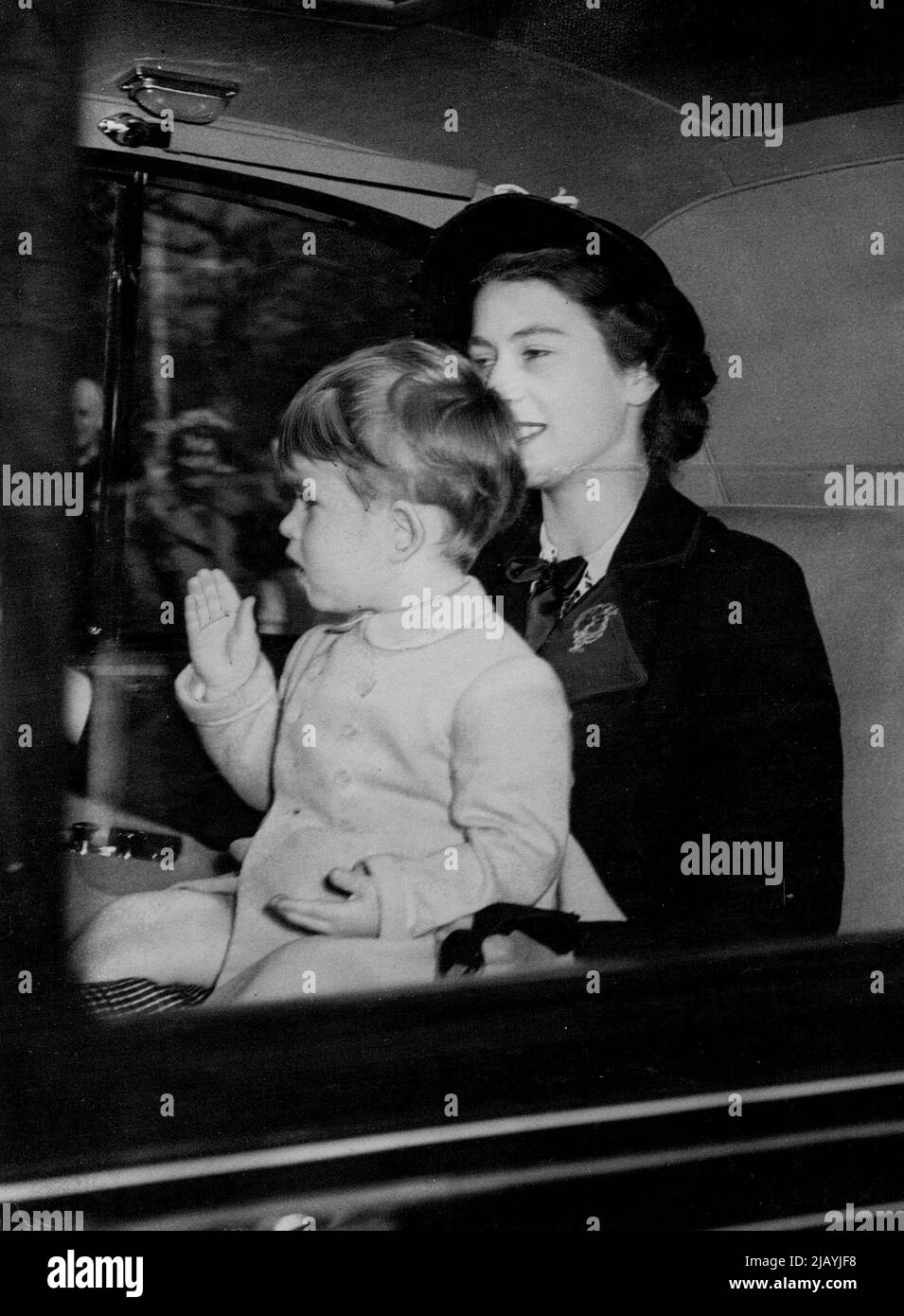 Prinzessin Elizabeth wieder zu Hause : Prinzessin Elizabeth und Prinz Charles bei der Ankunft im Clarence House heute. 24. April 1951. (Foto von Daily Mail Contract Picture). Stockfoto
