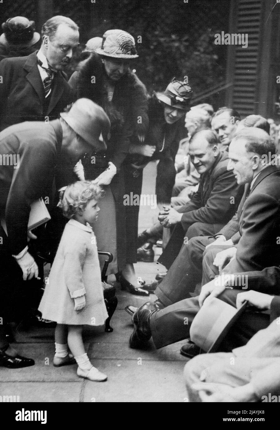 Ein charmanter königlicher Vorfall -- Prinzessin Margaret Rose wird bei dem Verkauf einigen behinderten Ex-Soldaten vorgestellt. 19. Juni 1933. Stockfoto