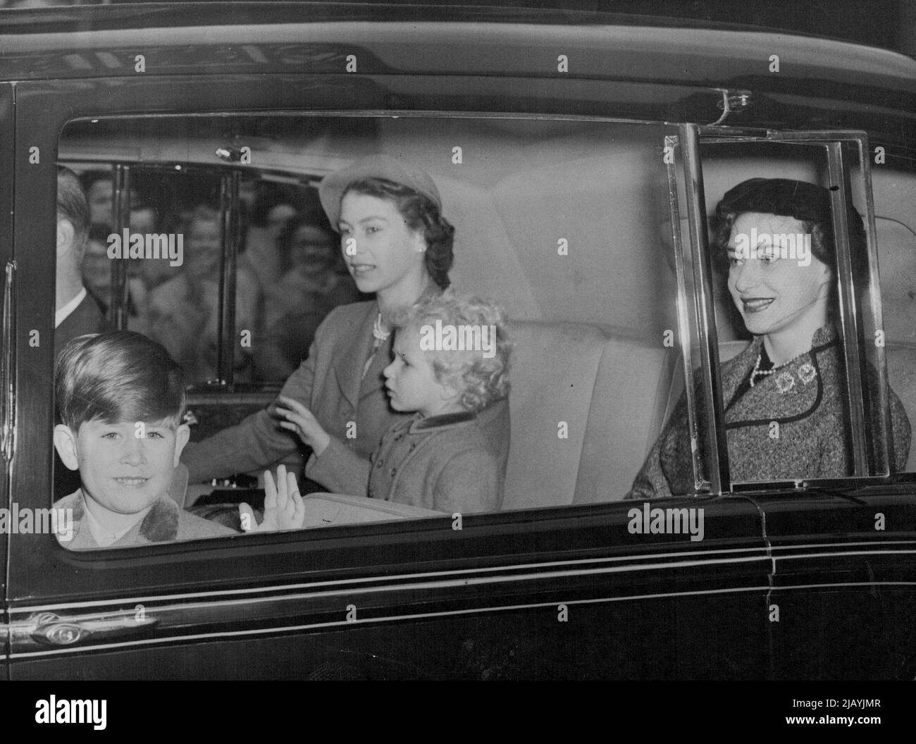 Prinzessin Margaret stellte sich vor, als sie aus Balmoral zurückkehrte, als sie am Bahnhof Euston ankam. 21. Oktober 1953. (Foto von Reuterphoto). Stockfoto