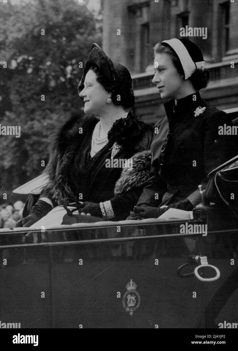 Königin Mutter und Prinzessin gehen zur Trooping-Zeremonie. Die Queen Mother Elizabeth und Prinzessin Margaret werden in einer offenen Kutsche vom Buckingham Palace zur Horse Guards Parade gefahren, wo sie sehen, wie die Queen den Gruß an der Trooping the Colour Ceremony zum offiziellen Geburtstag der Queen nimmt. 05. Juni 1952. (Foto von Planet News Ltd.). Stockfoto