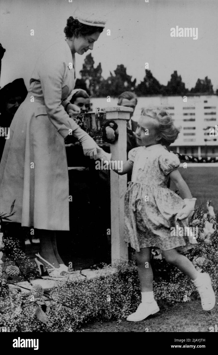 Eine kleine Curtsey für die Prinzen -- Ein charmantes Bild als kleine Maureen Earle Curtsies und übergibt Prinzessin Margaret während des Empfangs eine Handtasche. Prinzessin Margaret wurde sehr willkommen geheißen, als sie Southampton besuchte, um Geschenke im Namen des neuen Y.W.C.A Hostels zu erhalten - bekannt als das "Princess Margaret Hostel". 23. Juli 1953. (Foto von Sport & General Press Agency Limited). Stockfoto