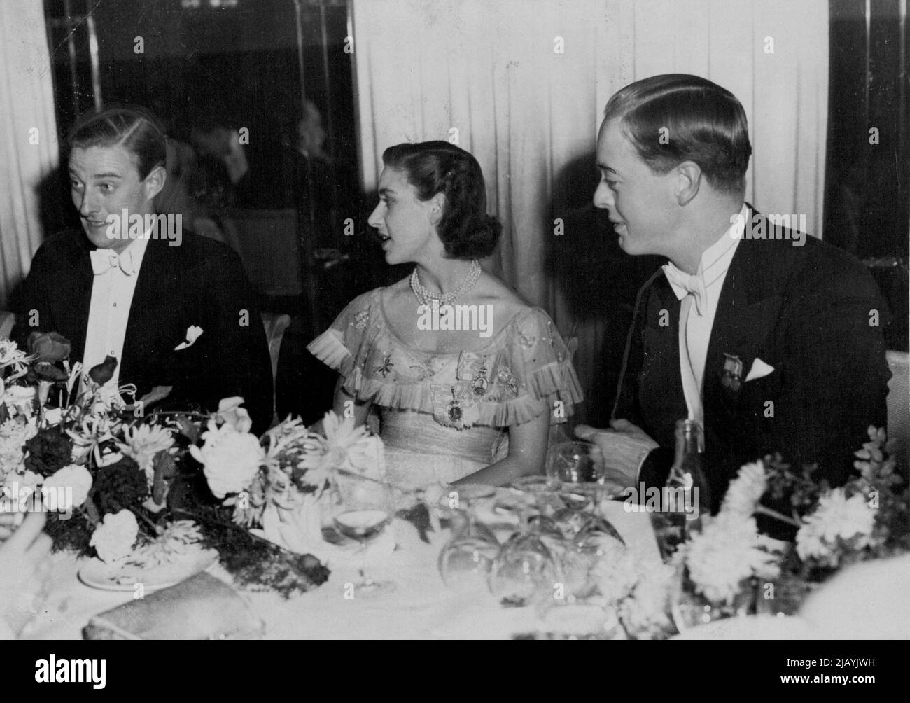 Prinzessin und Marquis beim Ball - Prinzessin Margaret tanzt mit dem Marquis von Blandford beim Hallow'en Ball, der hier im Dorchester Hotel zur Unterstützung der nationalen Kinderadoptionsvereinigung veranstaltet wird. Die Prinzessin trägt ein schulterabgehöcktes blaues und pinkfarbenes Netzkleid aus Tüll, verziert mit Schmetterlingen mit Pailletten und einem Diamantschließe. 02. November 1949. Stockfoto