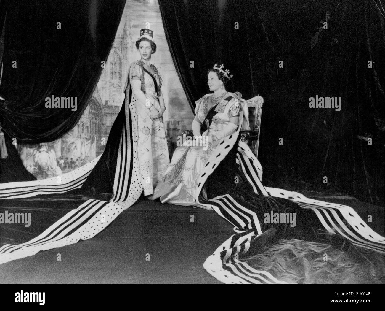 Im Thronsaal des Buckingham Palace -- Königin Elizabeth, die Königin Mutter und Prinzessin Margaret in ihren Krönungsroben sind am Krönungstag, 2.. Juni 1953, im Thronsaal des Buckingham Palace, London, zu sehen. Das Kleid der Königin-Mutter ist aus cremeweißem Satin, kurzärmelig mit einem U-förmigen Einsatz von Gold lahm auf dem Oberteil. Es ist in einem zarten Design gestickt, horizontal gearbeitet, aus nachhängenden Straußenfedern, die Stängel von glitzerndem Diamant. Das Kleid von Prinzessin Margaret war das einzige ganz weiße, das von der königlichen Party in der Abtei getragen wurde. Ärmel und Mieder sind mit Silber bestickt, d Stockfoto