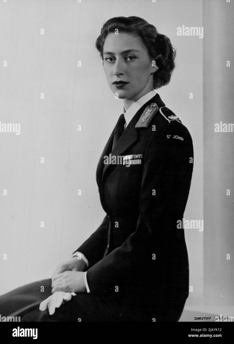 H. R. H. Prinzessin Margaret – fotografiert im April 1949, als sie 19. Jahre alt war. Dieses Porträt zeigt Prinzessin Margaret in der Uniform der Oberkommandanten, St. John Ambulance Brigade Cadets. 28. August 1953. (Foto von Dorothy Wilding, Camera Press). Stockfoto