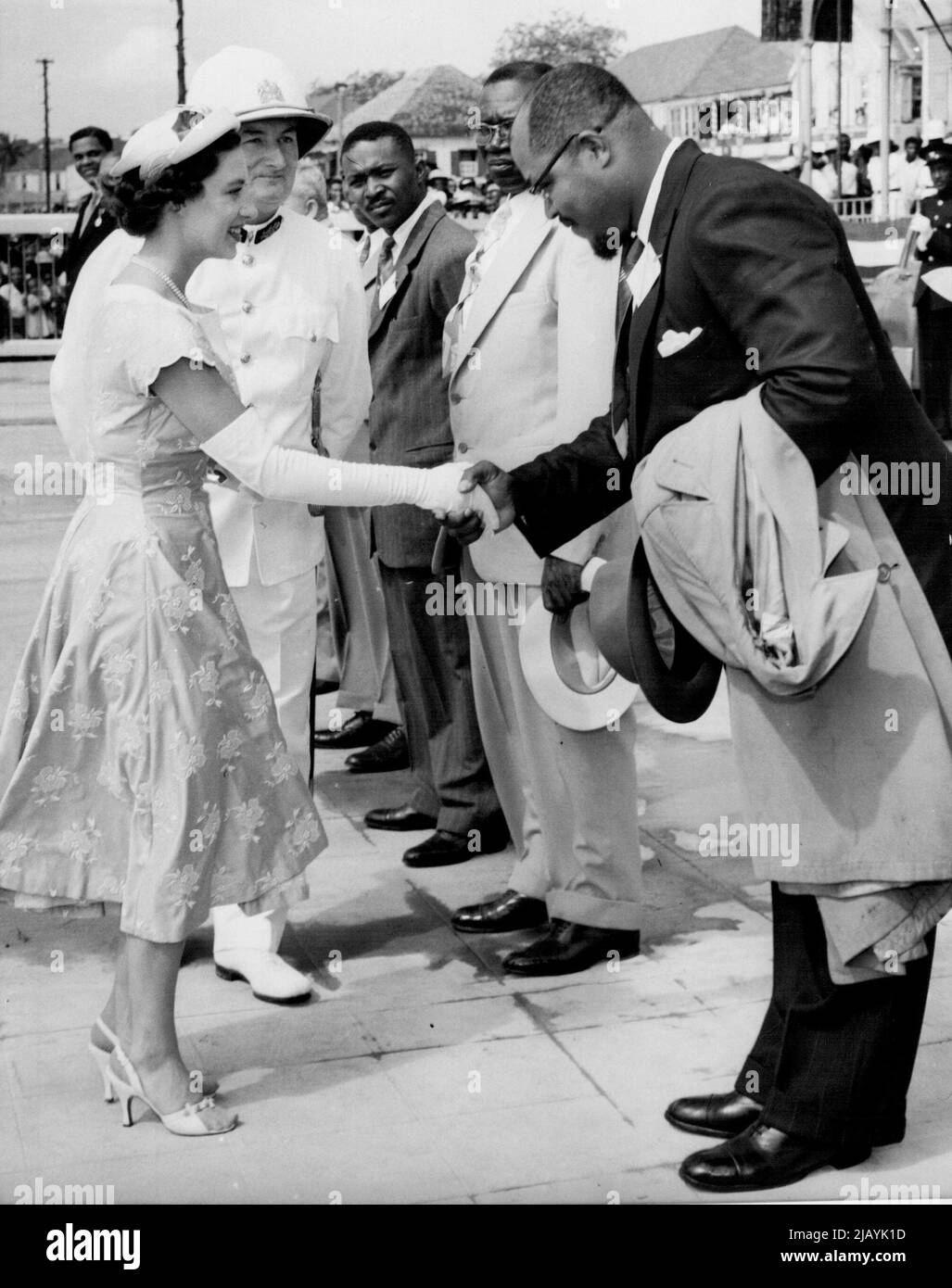 Prinzessin Margaret wird in St. Kitts von einem nicht identifizierten Inselbeamten, Februar 16, begrüßt. 19. Februar 1955. (Foto von Associated Press Photo). Stockfoto