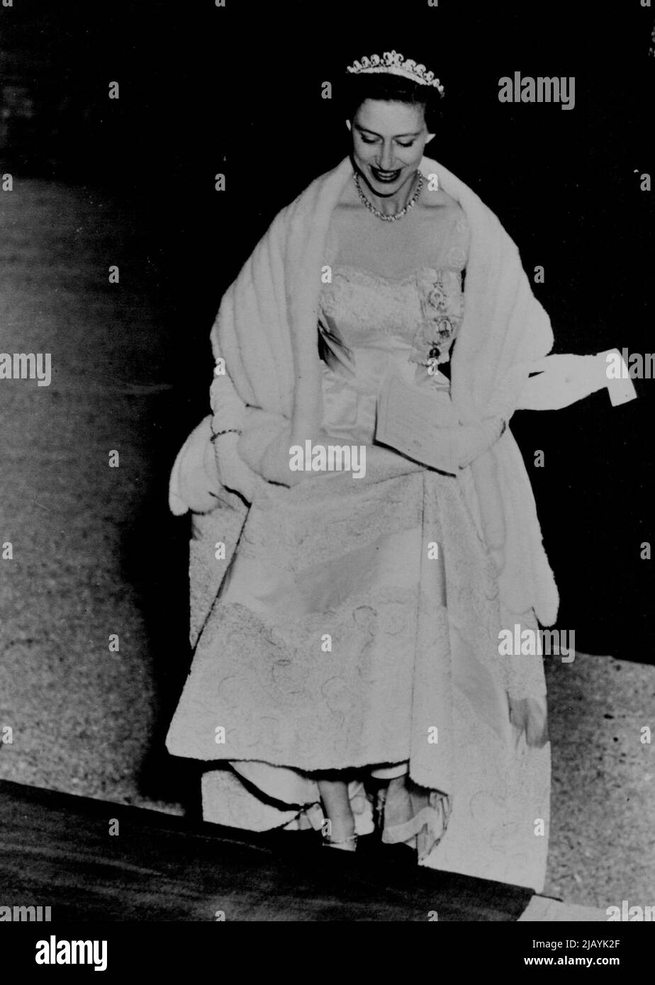 Prinzessin Margaret 25 - Ihre königliche Prinzessin Margaret wird am 21.. August 1955 25 Jahre alt. Dieses bisher unveröffentlichte Foto zeigt ihre königliche Hoheit, die in einem Abendkleid mit einer Ermine-Stola zu einer offiziellen Veranstaltung eintrifft. 23. August 1955. (Foto von Kamera Drücken Sie). Stockfoto