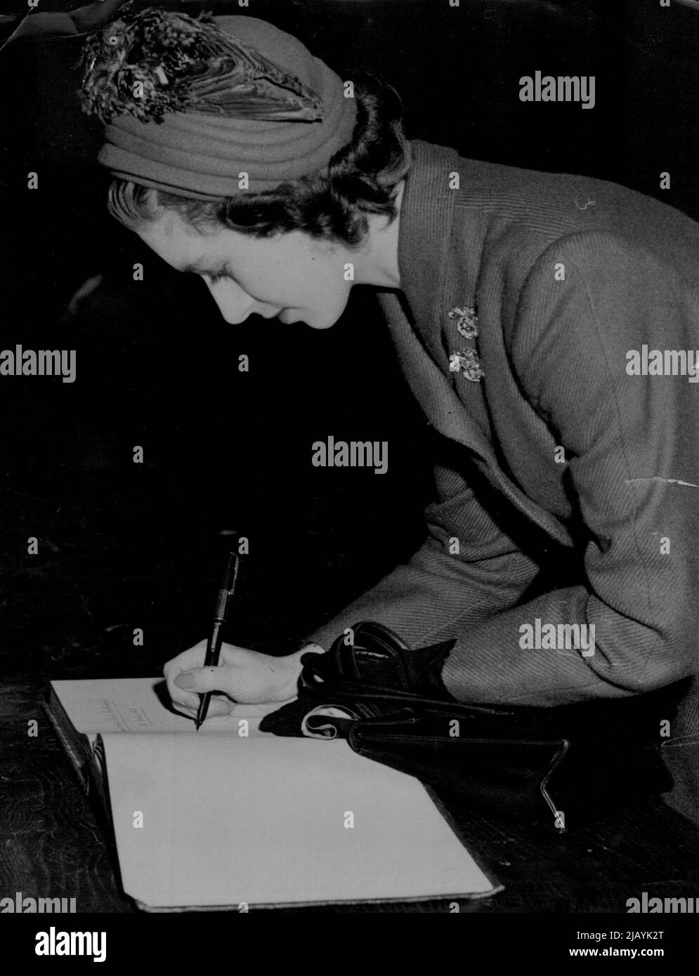 Prinzessin Margaret besucht die Thomas-Coram-Schule in Betkhamsted - Prinzessin Margaret signiert das Besucherbuch bei ihrer Ankunft. 07. Dezember 1949. (Foto von Stanley Devon, Paul Popper Ltd.). Stockfoto