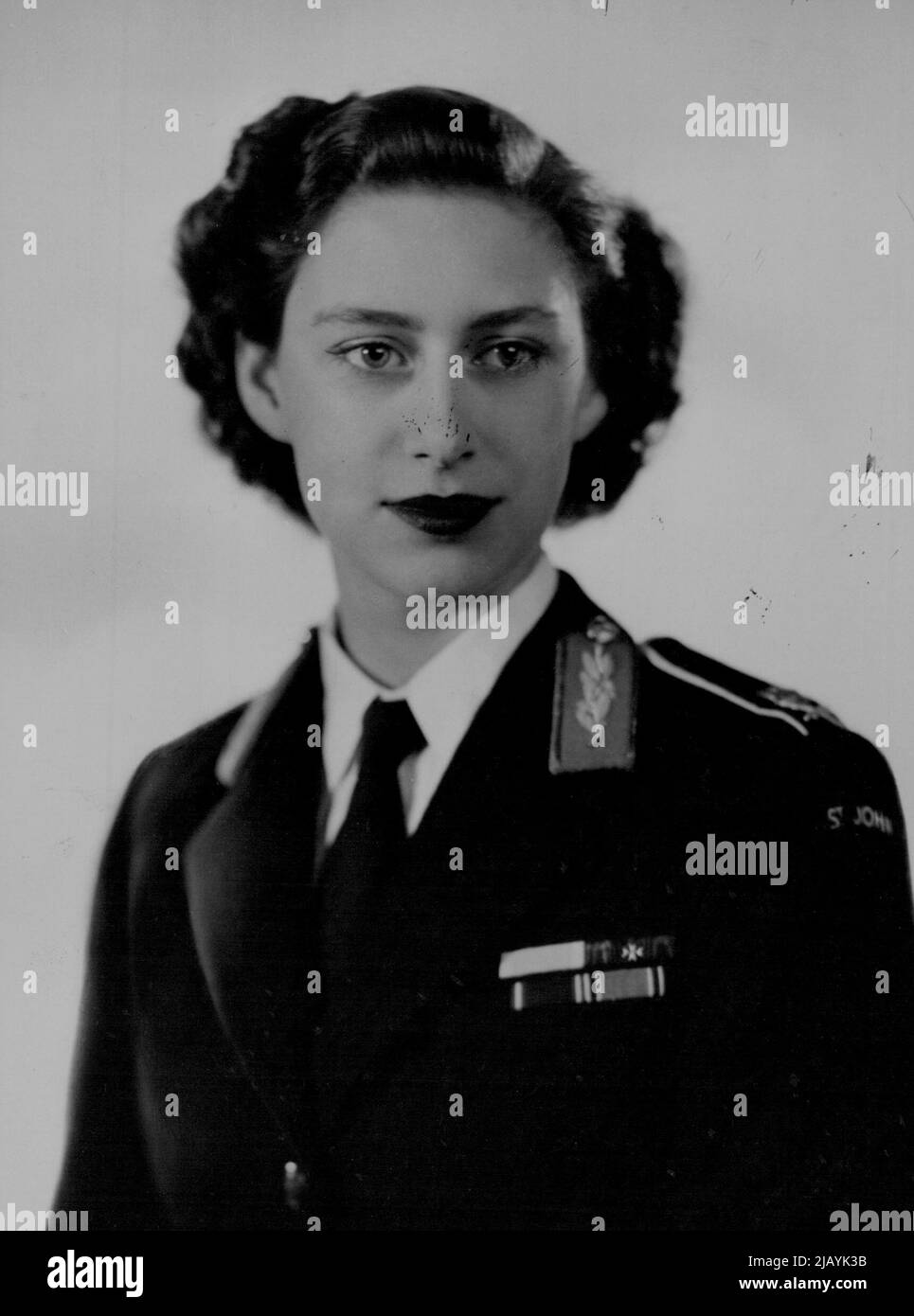 Ein neues Porträt von H. R. H. der Prinzessin Margaret in der Uniform der St. John Ambulance Bridge. 21. Juni 1949. (Foto von Dorothy Wilding). Stockfoto