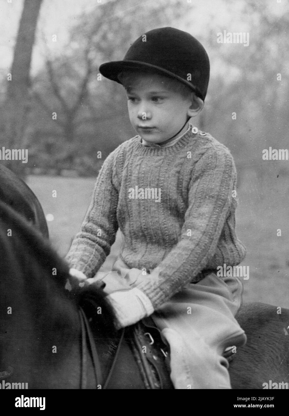 Prince geht auf einen Galopp -- Prinz Richard, fünf Jahre alter Sohn des Herzogs und Herzogin von Gloucester, zieht während einer Reitstunde in faulen Reihen, dem weltbekannten Sandstreifen im Londoner Hyde Park, seinen Pony-Sambo an. 8. März 1950. (Foto von Associated Press Photo). Stockfoto