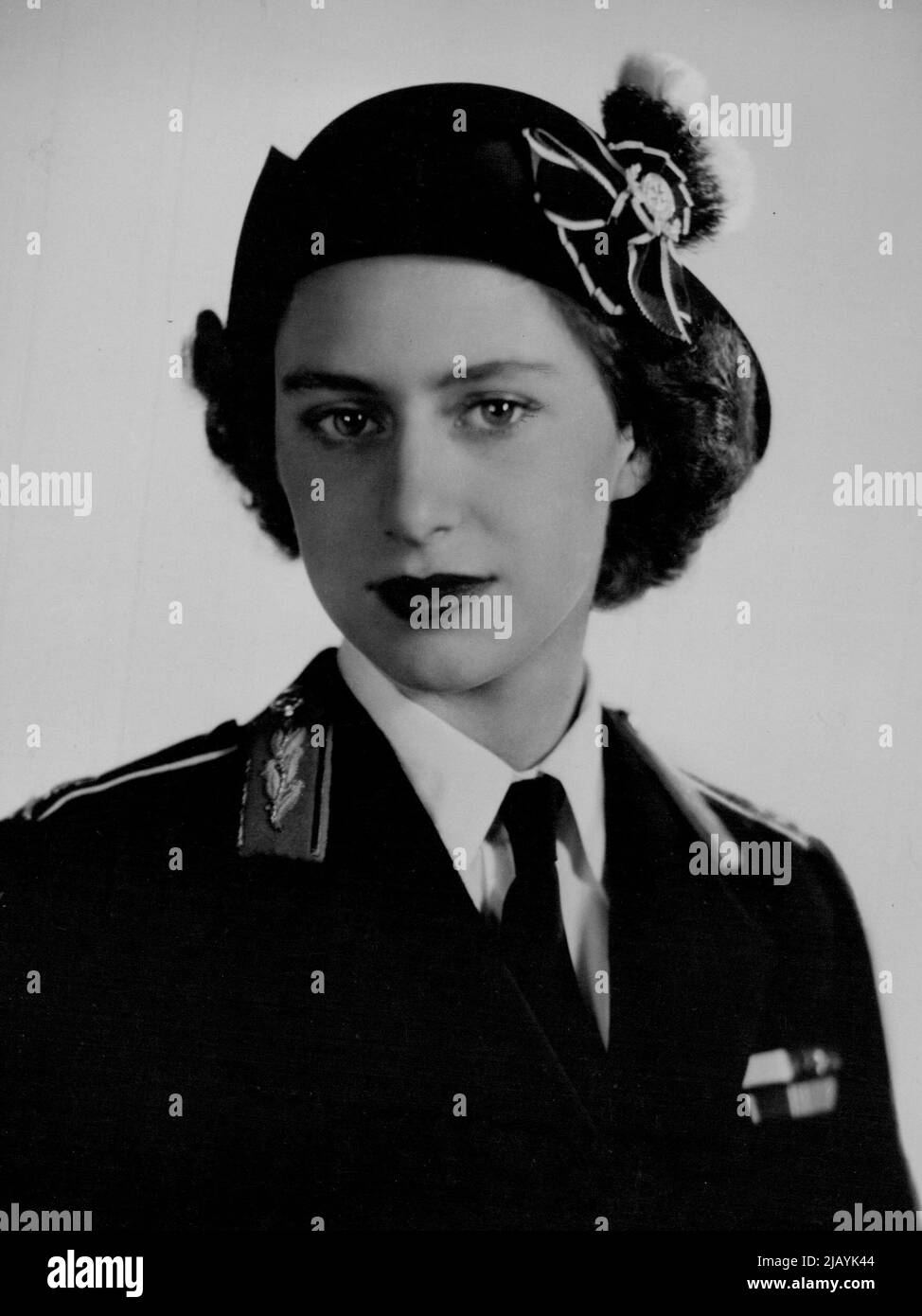 Ein neues Porträt von H. R. H. der Prinzessin Margaret in St. John Ambulance Uniform. 21. Juni 1949. (Foto von Dorothy Wilding). Stockfoto
