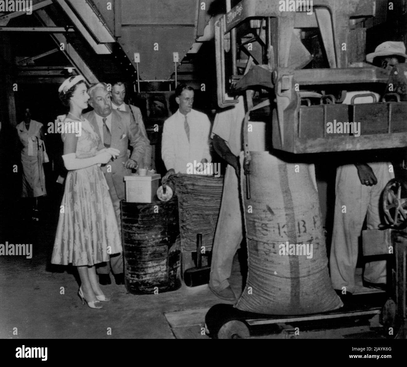 Princess Tours Sugar Factory -- Prinzessin Margaret beobachtet das Absacken von Zucker während einer Tour durch die St. Kitts (Basseterre) Sugar Factory. Februar 16. Nach ihrer Ankunft in St. Kitts folgte eine Werksbesichtigung auf ihrer aktuellen Tour durch die Britischen Westindischen Inseln. 18. Februar 1955. (Foto von AP Wirephoto). Stockfoto