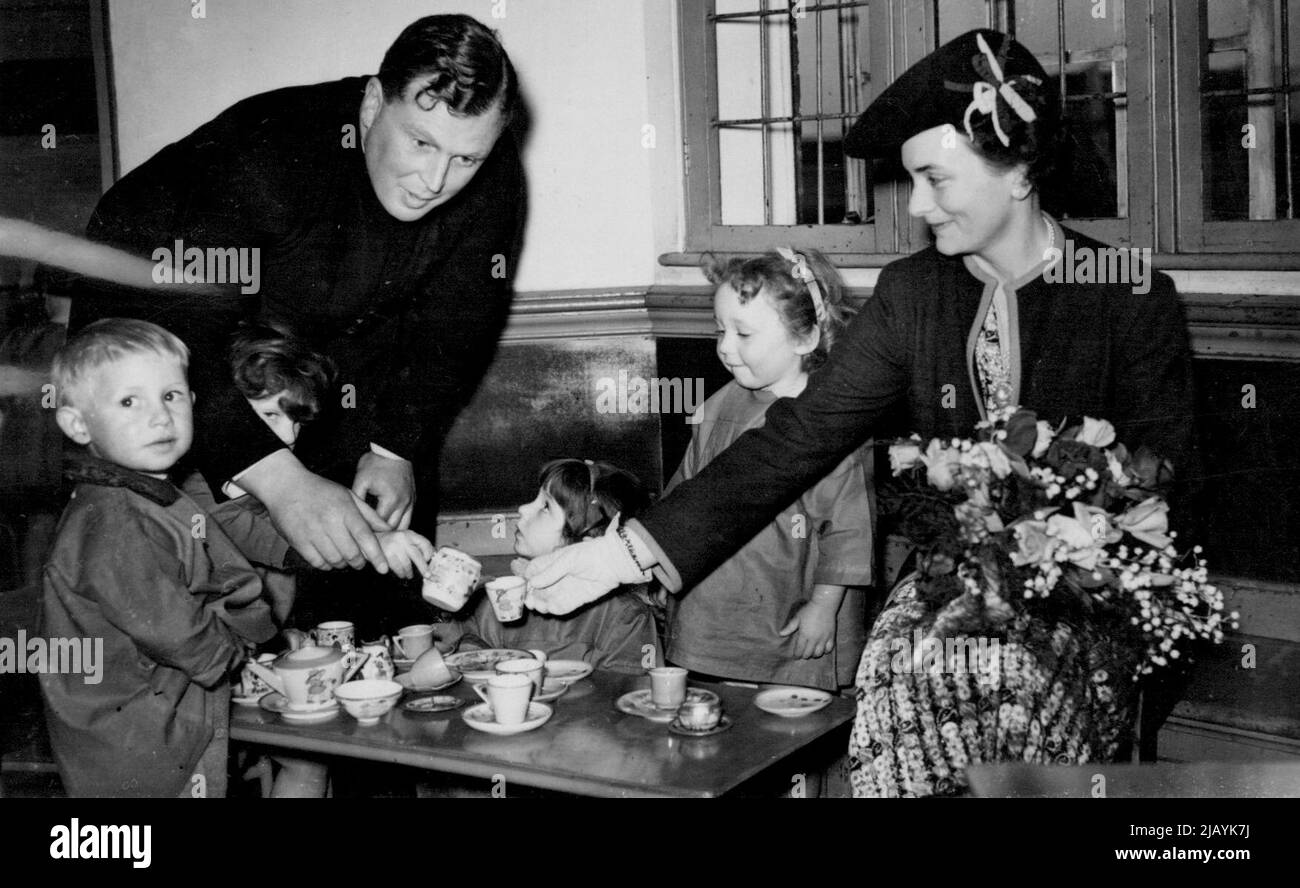 Herzogin von Gloucester eröffnet New Garden Estate: Die Herzogin hält ihre Tasse Tee aus, während sie eine der Wohnungen besucht. Die Herzogin von Gloucester eröffnete heute Nachmittag das neue Gartengrundstück der St. Pancras House Improvement Society in Somers Town. Das neue Anwesen beherbergt mehr als 1.000 Menschen. 17.Mai 1938. (Foto von Keystone) Stockfoto