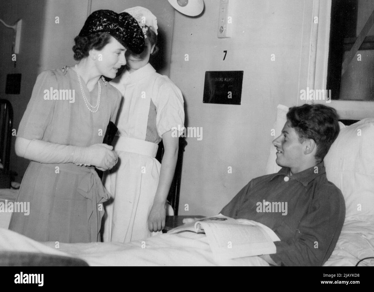 Herzogin von Gloucester besucht B.E.F. Wounded: Die Herzogin von Gloucester plaudert mit dem privaten H.J. Wickham, sitzend im Bett erholend. S.R.H. die Herzogin von Gloucester besuchte heute Nachmittag das King's College Hospital, wo sie mit einigen der Verwundeten von B.E.F. sprach. 06. Juni 1940. (Foto von Keystone) Stockfoto