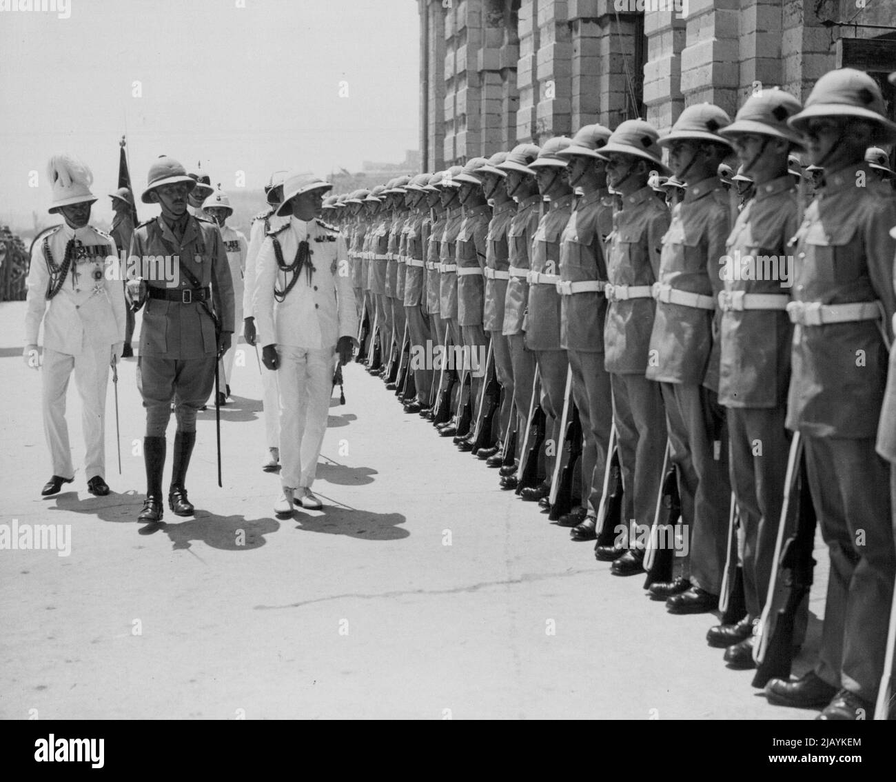 Die Königlichen Fürsten von Malta -- der Prinz von Wales, mit dem Generalgouverneur, General Sir David Campbell, inspiziert die Ehrenwache des Worcester-Regiments am Zollhaus-Kai, Valetta, Malta, bei seiner Ankunft mit Prinz George. Sie reisten von Korfu mit der Mittelmeerflotte an und beobachteten unterwegs die Übungen. 21. August 1932. (Foto von Central News). Stockfoto