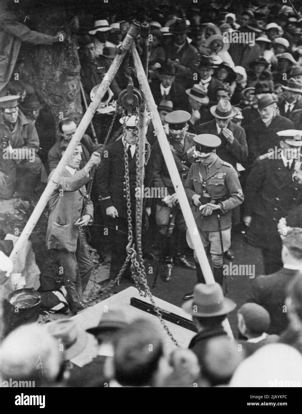 S.R.H. Prince of Wales widmet den Grundstein am Hang des Capital Hill, wo ein permanentes Parlamentsgebäude errichtet wird, Juni 1920. 11. Dezember 1953. (Foto von Australian Official Photograph). Stockfoto