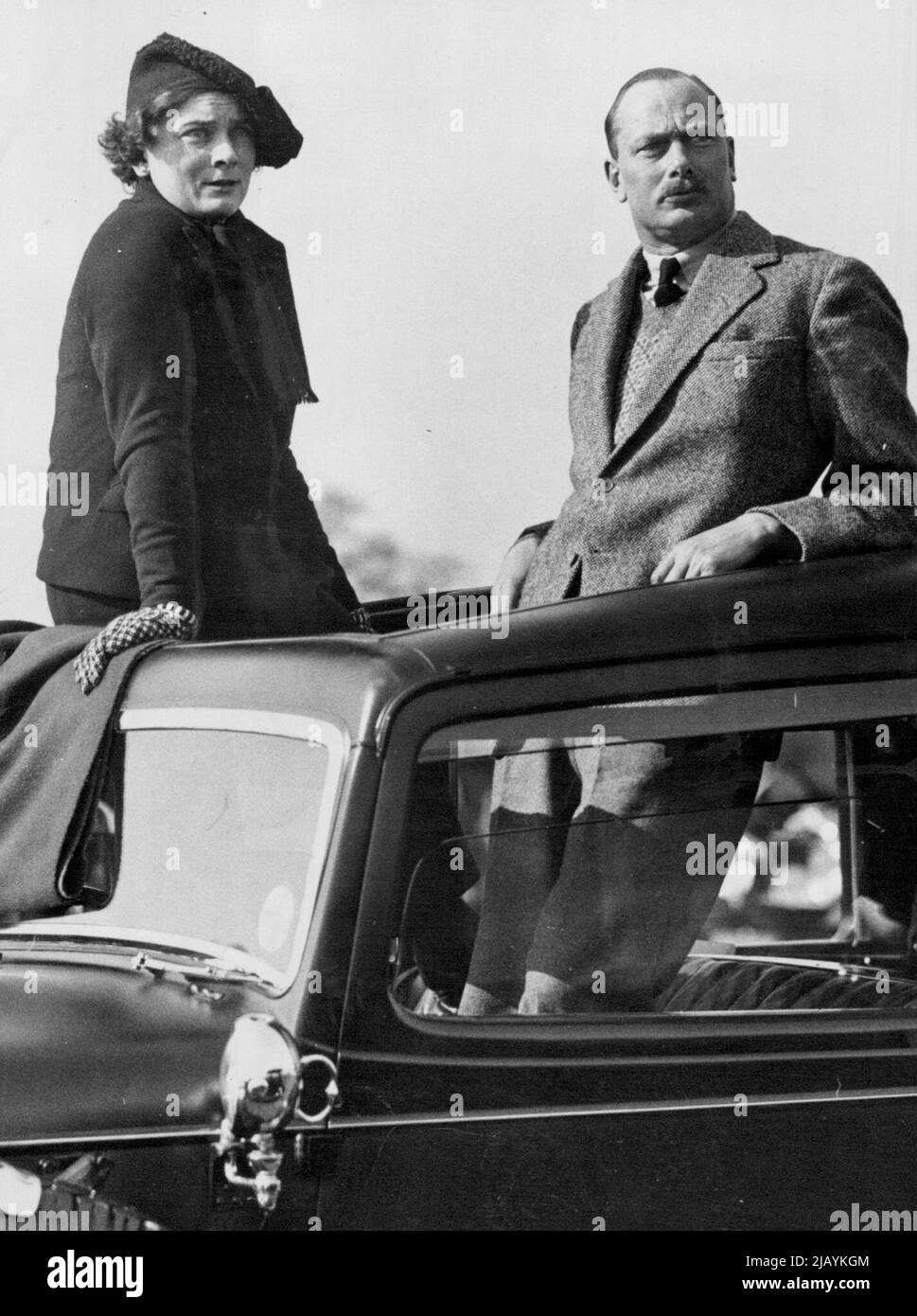 Königliche Zuschauer -- der Herzog und die Herzogin von Gloucester, beobachten ein Punkt-zu-Punkt-Rennen in Berkshire durch das 'Sunshine Dach' ihres Autos. 03. April 1936. (Foto von Air Mail). Stockfoto
