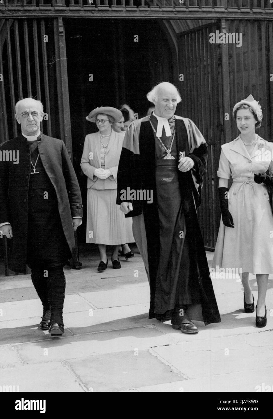 Prinzessin trifft den 'Roten Dekan' -- Prinzessin Margaret, die nach Canterbury, Kent, ging, um an den Feierlichkeiten zum Speech Day in der St. Edmund's School teilzunehmen, besuchte auch die Kathedrale von Canterbury. Hier wird sie von Dr. Hewlett Johnson (Mitte), bekannt als der „Rote Dekan“, und Dr. Fisher (links), dem Erzbischof von Canterbury, um die Kathedrale herum gezeigt. Der Dekan, der für seine sympathische Haltung gegenüber Russland bekannt ist, sagte kürzlich in Ottawa über seinen Erzbischof: „Er ist zutiefst unwissend, was in Russland vor sich geht“. Der lächelnde Erzbischof sagte kürzlich vom Dekan, dass er sich so verführt, dass er Versprödung schafft Stockfoto