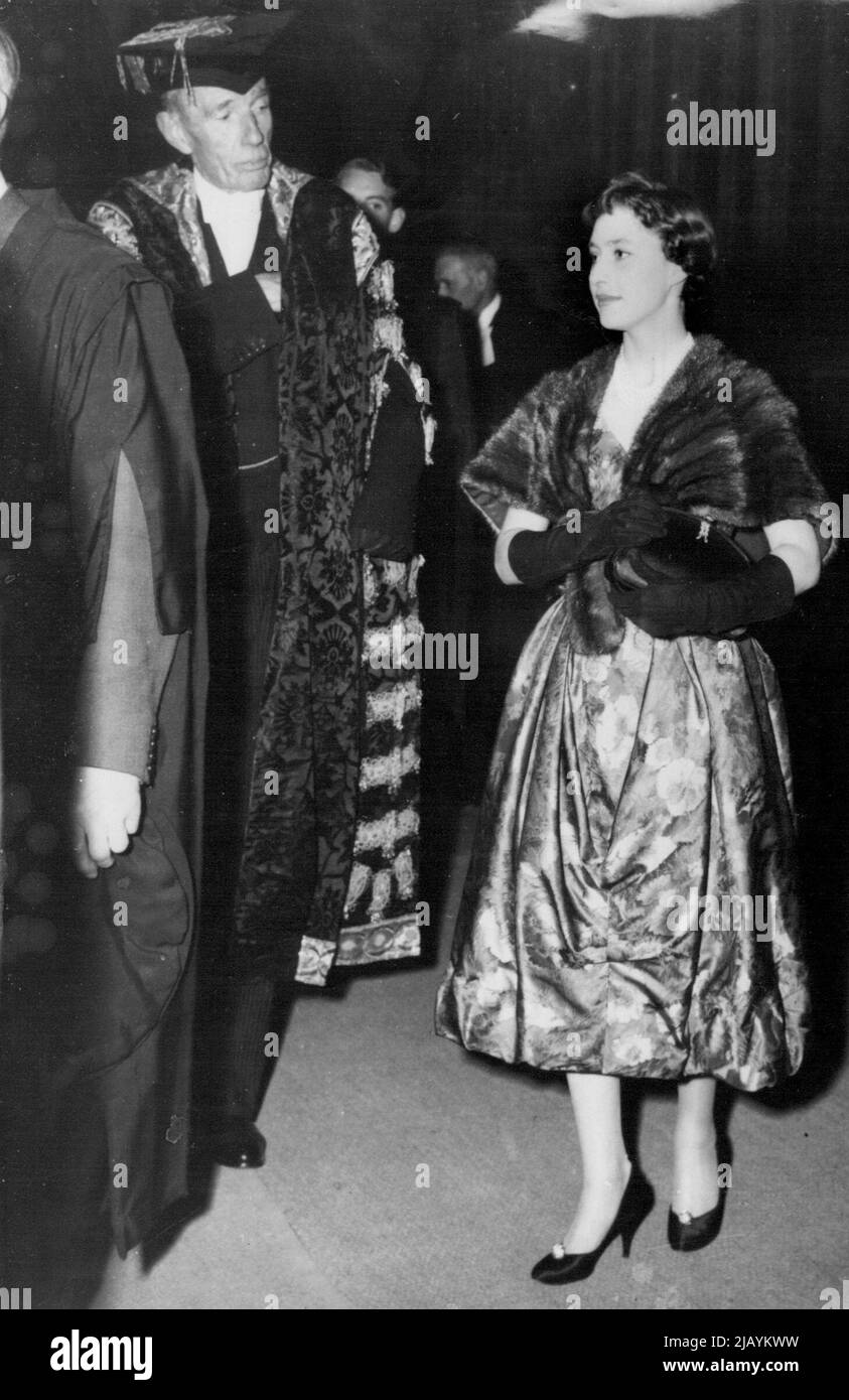 Prinzessin Margaret In Oxford -- Prinzessin Margaret, die vom earl of Halifax, der Kanzlerin der Universität Oxford, angesprochen wurde, kommt im Sheldonian Theater in Oxford an, wo sie bei einer Zeremonie anlässlich des 100. Jahrestages des Appells von Dr. Livingstone an die Universität Oxford sprach, eine christliche Mission nach Afrika zu entsenden. 19. November 1957. (Foto von United Pressspool Photo). Stockfoto
