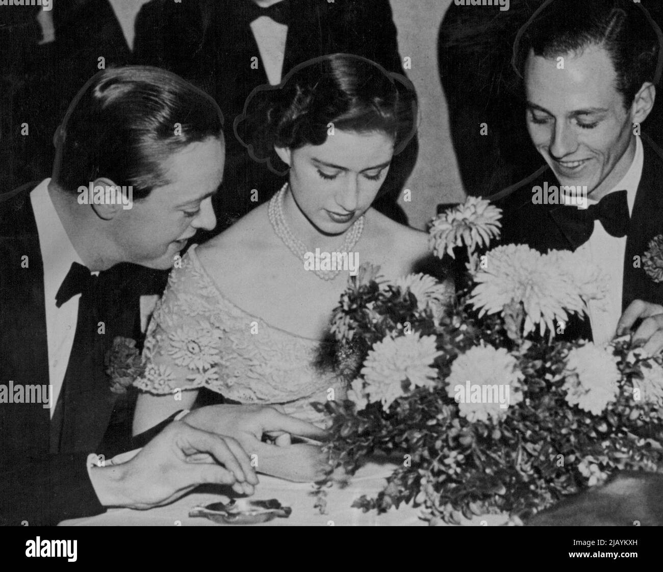Prinzessin Margaret beim Nurses' Ball - Prinzessin Margaret hat die Marquess of Blandford (links) als Tischbegleiterin während des „Thank-You Nurse“-Balls der British Empire Nurses' war Memorial Fund, der gestern Abend, dem 3. Dezember, stattfand. Im British Medical Association House, Tavistook Square, London. Mann rechts von Prinzessin nicht identifiziert. 13. Dezember 1948. (Foto von Associated Press Photo). Stockfoto