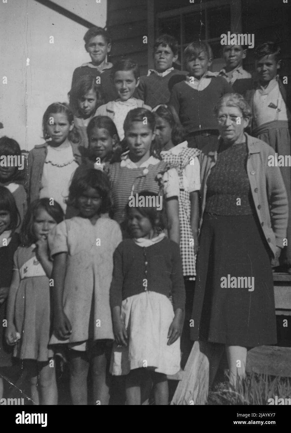 Kinder mit Urblut, die die Toburabba-Schule in der Nähe von Forster besuchen. Aborigine-Kinder aus der winzigen Schule von Toburabba, in der Nähe von Forster, tun ihr Bestes, um Geschenkessen nach Großbritannien zu schicken. Sie haben £1/16/6 von 18 Schülern an das Hauptquartier des Food for Britain Appeal geschickt. 144 Castlereagh-Straße, seit Mai 25. Die Kinder der Lithgow-Schule werden sich bei den Kleinkindern der Cinderford-Schule in Gloucestershire für das Essen aus Australien bedanken. Der Food for Australia Appeal wird eine Spendenaktion für 1/- Spenden von möglichst vielen Menschen starten. Es wird eine Dose Lebensmittelauto mit einem 1/-'-Geschenk geschickt Stockfoto