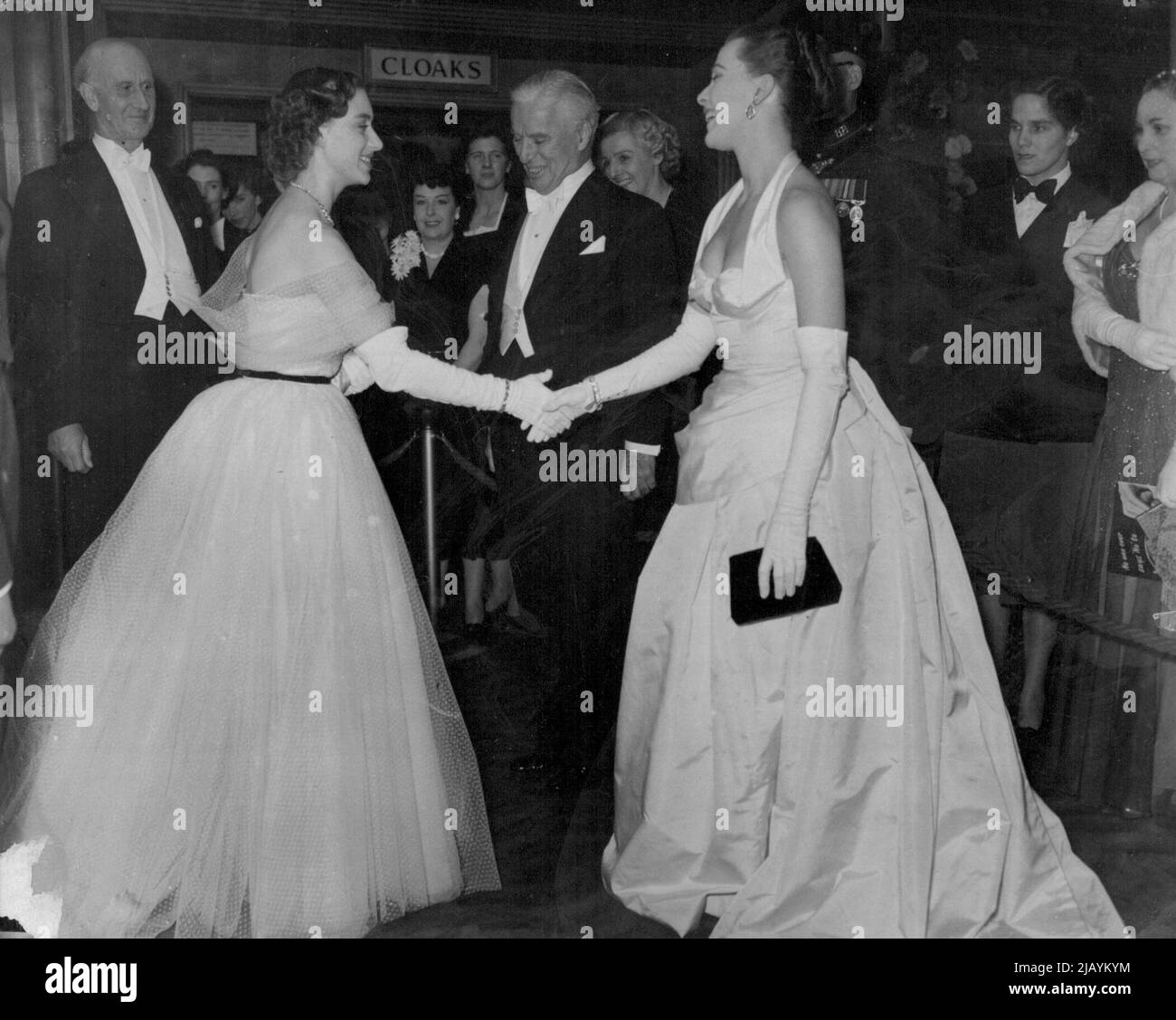 Premiere des New Chaplin Films -- nach der Premiere trifft Prinzessin Margaret auf die Stars des Films Charlie Chaplin und Claire Bloom. Claire hatte einen Strich durch die alte Vic gemacht, wo sie Julia in 'Romeo und Julia' spielte, um die Prinzessin zu treffen. Große Menschenmassen drängten sich heute Abend auf den Gehwegen vor dem CO eon, Leicester Square, London, um den Gästen zuzusehen, die zur Premiere des neuen Chaplin-Films „Limelight“ eintrafen. 16. Oktober 1952. (Foto von Paul Popper, Paul Popper Ltd.). Stockfoto