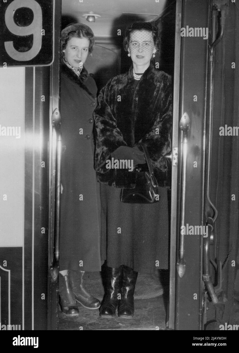 Herzogin Sieht Tochter Aus. Zur Schule -- die Herzogin von Kent wird hier mit ihrer Tochter Prinzessin Alexandra am Eingang des pullman in Victoria Station, London, gesehen, heute, als sie ihre Tochter nach Paris sah, wo die Prinzessin zur Schule zurückkehrt. 10. Januar 1954. (Foto von Daily Mail Contract Picture) Stockfoto