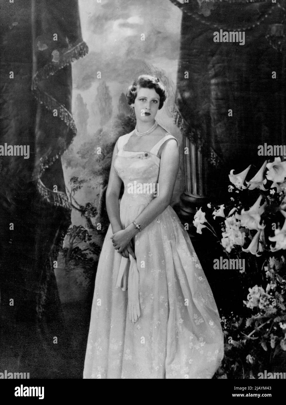 18 am Weihnachtstag -- Dieses unveröffentlichte Foto von Cecil Beaton wird anlässlich des 18.. Geburtstags, 25.. Dezember, ihrer Königlichen Hoheit, der Prinzessin Alexandra, Tochter der Herzogin von Kent, herausgegeben. Die Prinzessin trägt ein weiß gesticktes ***** Abendkleid. 22. Dezember 1954. (Foto von Paul Popper, Paul Popper Ltd.) Stockfoto
