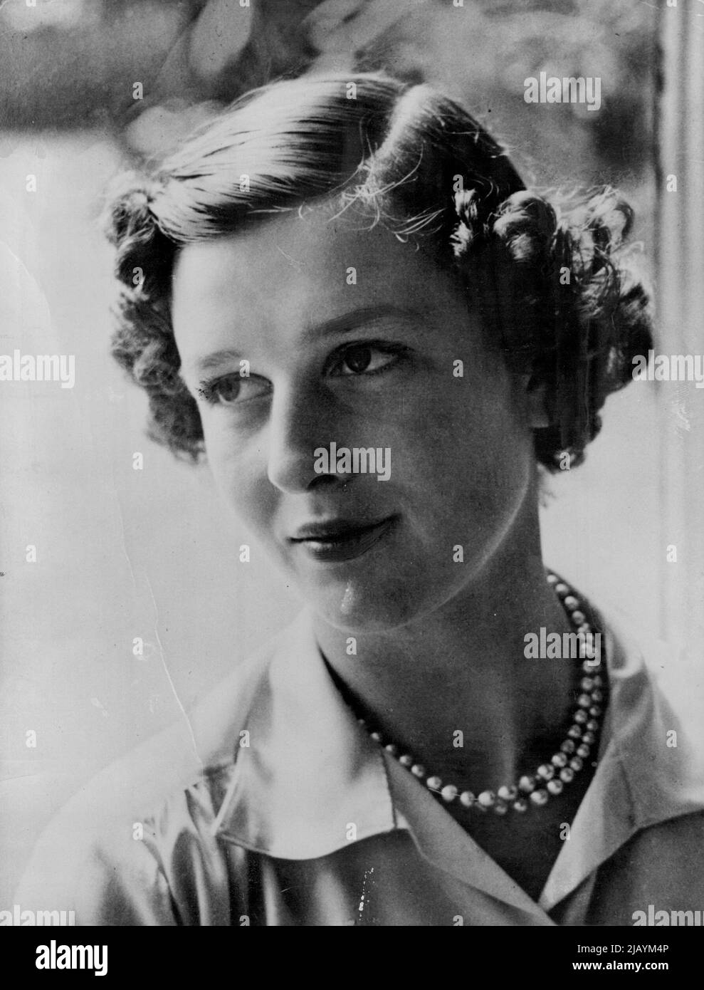 S.R.H. die Prinzessin Alexandra -- Prinzessin Alexandra Helen Elizabeth Olga Christabel, Schwester des zweiten Herzogs von Kent, ist vor kurzem bei Copping, dem Haus ihrer Mutter, der Herzogin von Kent, in der Nähe von Iver in Buckinghameshire, abgebildet. Die Prinzessin, geboren am Weihnachtstag 1936, ist eine begeisterte Reiterin. Ihr Vater, die Königliche Hoheit, der erste Herzog, der jüngste Bruder von König Georg VI., wurde 1942 bei einem Flugzeugabsturz im aktiven Dienst getötet. Dieses Foto wurde von Cecil Beaton gemacht. 03. Juni 1952. (Foto von Associated Press Photo) Stockfoto
