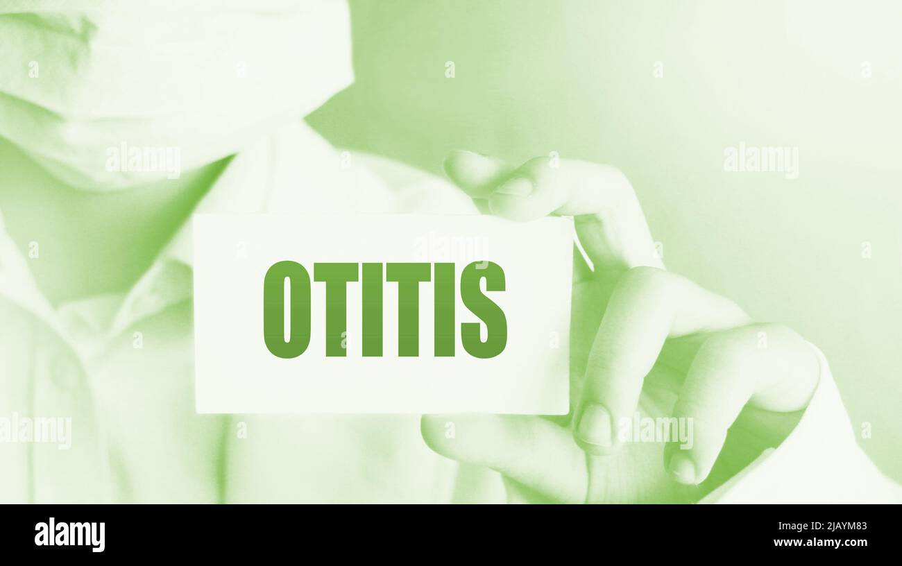 Der Arzt führt eine Karte mit dem Namen der Diagnose Otitis. Selektiver Fokus. Medizinisches Konzept. Stockfoto
