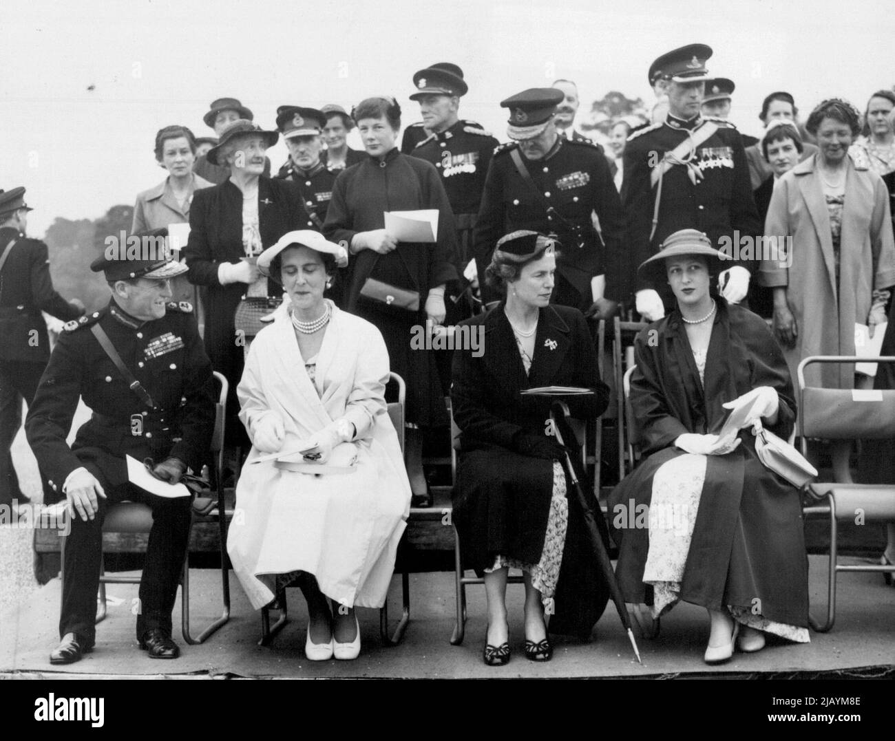 Herzogin von Kent in Sandhurst -- an der Royal Militery Academy beobachten Sandhurst, die Herzogin von Kent (zweite von links) und Prinzessin Alexandra (rechts) während der Sovereign's Parade den vormarsch. 05. August 1954. (Foto von United Press Photo) Stockfoto