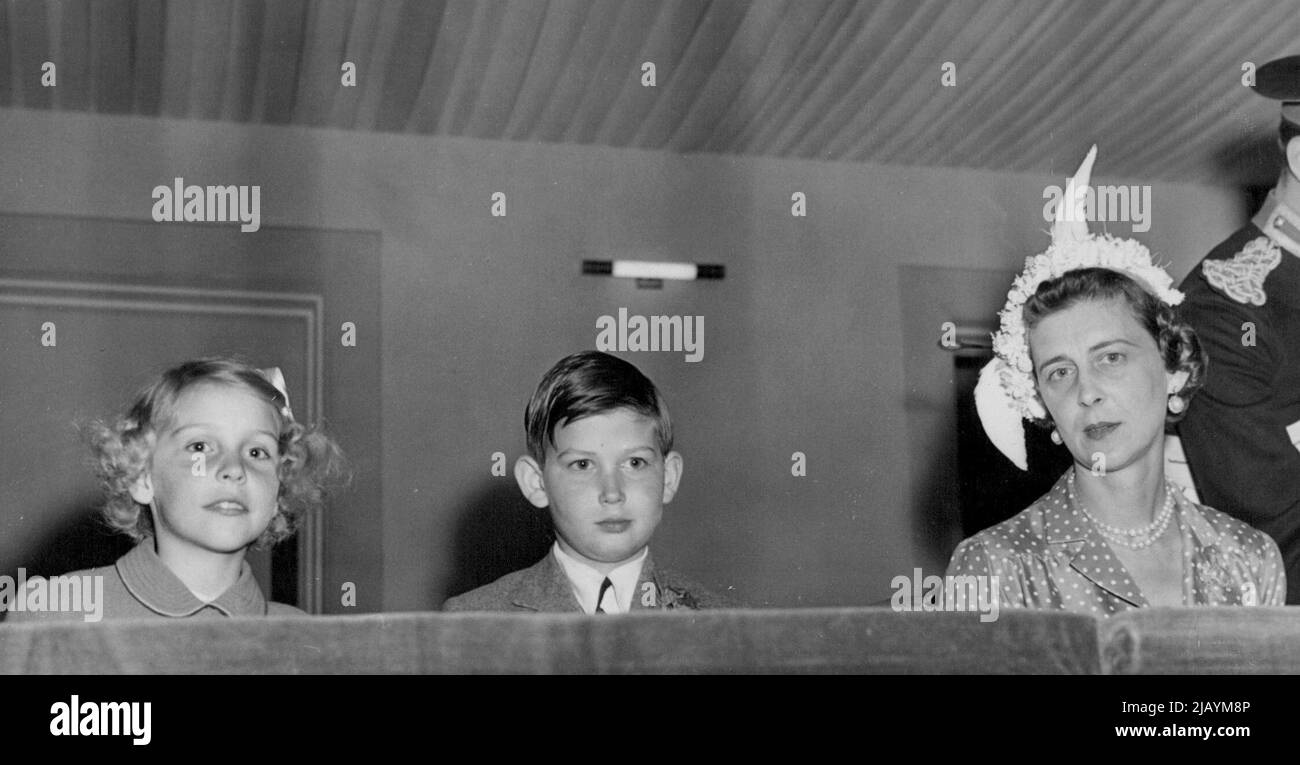 Die Herzogin bei Royal Tournament -- Herzogin von Kent, die eine attraktive, mit Kunstkrippe bekleidete Cloche trug, mit ihrem Sohn, Prinz Michael von Kent, und einem Freund, als sie hier an einer Aufführung des Royal Turniers im Earl's Court teilnahmen. 21. Juni 1950. Stockfoto
