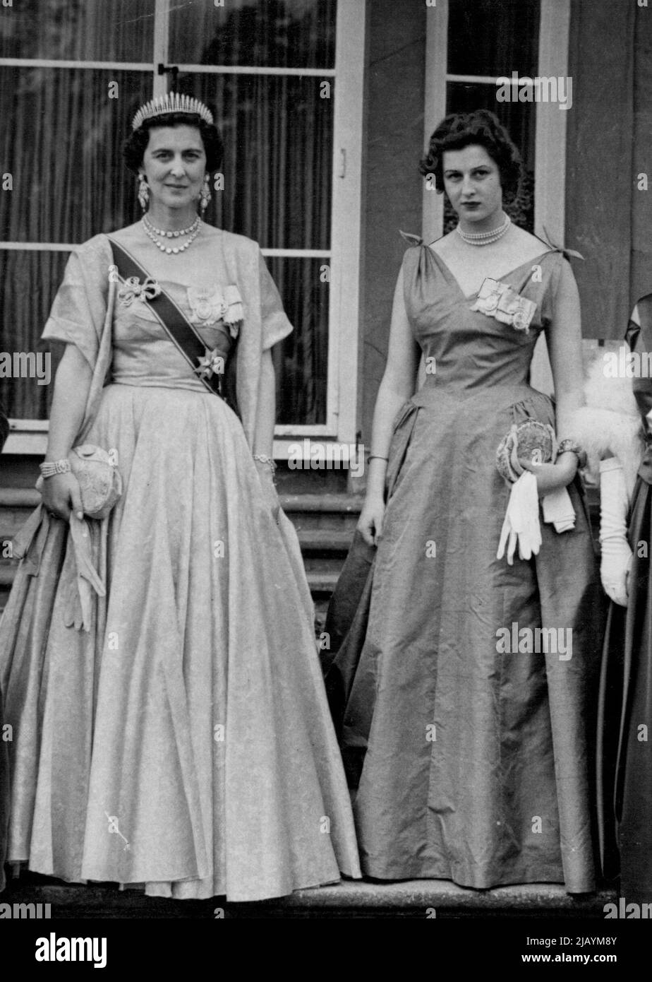 Every Inch A Princess -- Eine charmante Nahaufnahme von S.R.H. der Herzogin von Kent und ihrer 17-jährigen Tochter Prinzessin Alexandra, die plötzlich aus einem schüchternen Schulmädchen als echte Königliche Prinzessin hervorgegangen ist, wurde am Samstag, dem 29.. Mai, bei einem Abendessen im Government House, Belfast, während ihres Besuchs in Nordirland gesehen. Ihre Mutter, die Herzogin von Kent, wurde von Prinzessin Alexandra bei einem viertägigen Besuch in Nordirland begleitet, der am Freitag, dem 28.. Mai begann, als sie mit einem Flugzeug des Queen's Flight nach Belfast flogen. Bei diesem Besuch wurden die neu erworbenen königlichen Ausgeglichenheit und Stockfoto