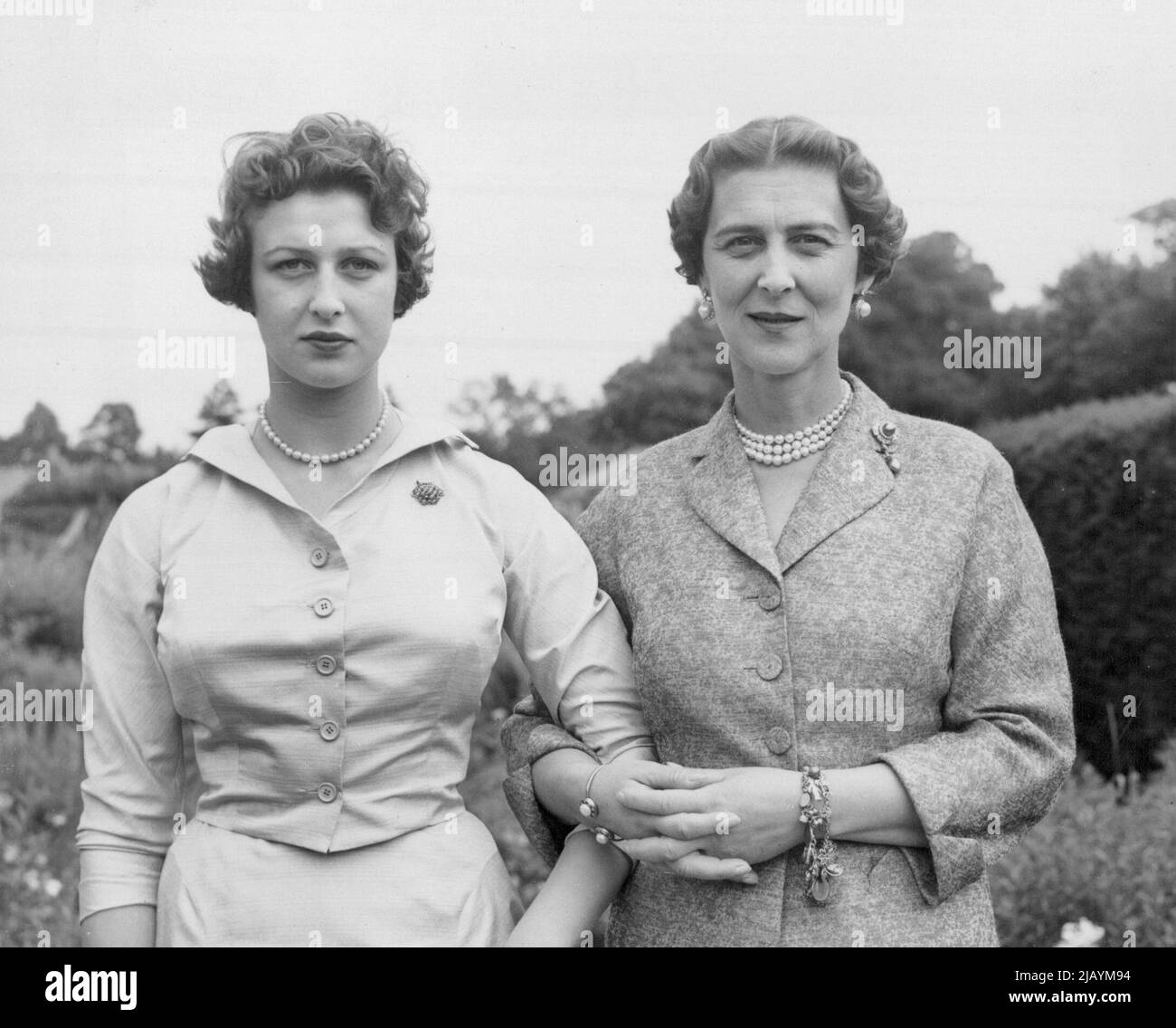Herzogin und Tochter - das heutige Bild -- das heutige Bild der Herzogin von Kent und ihrer hübschen, 17-jährigen Tochter Prinzessin Alexandra, gemacht im Haus der Herzogin, 'Coppins', Iver, Buckinghamshire. Ende August gehen die Herzogin und ihre Tochter zu einer dreiwöchigen Tour durch Kanada. Auf Einladung des Generalgouverneurs. Drei die Herzogin wird am 27.. August die Canadian National Exhibition in Toronto eröffnen und am 30.. August eine neue Stromerzeugungsstation an den Niagarafällen. 09. Juli 1954. (Foto von Derek Brind, United Press Photo) Stockfoto