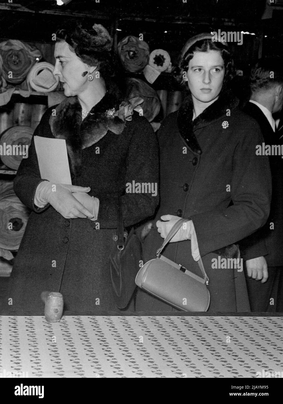 Erste offizielle Tour für Prinzessin Alexandra -- die 16-jährige Prinzessin Alexandra von Kent ging gestern auf ihre erste offizielle Tour - eine Reise zu Lancashirees Baumwollgürtel. Ihre Mutter, die Herzogin von Kent, ging mit ihr. In der Calico Printing Works in Accrington hielten die Herzogin und ihre Tochter an, um einige Arbeiten in der Sektion Fine Screen Printing zu bewundern. 13. Oktober 1953. (Foto von Daily Express Picture) Stockfoto