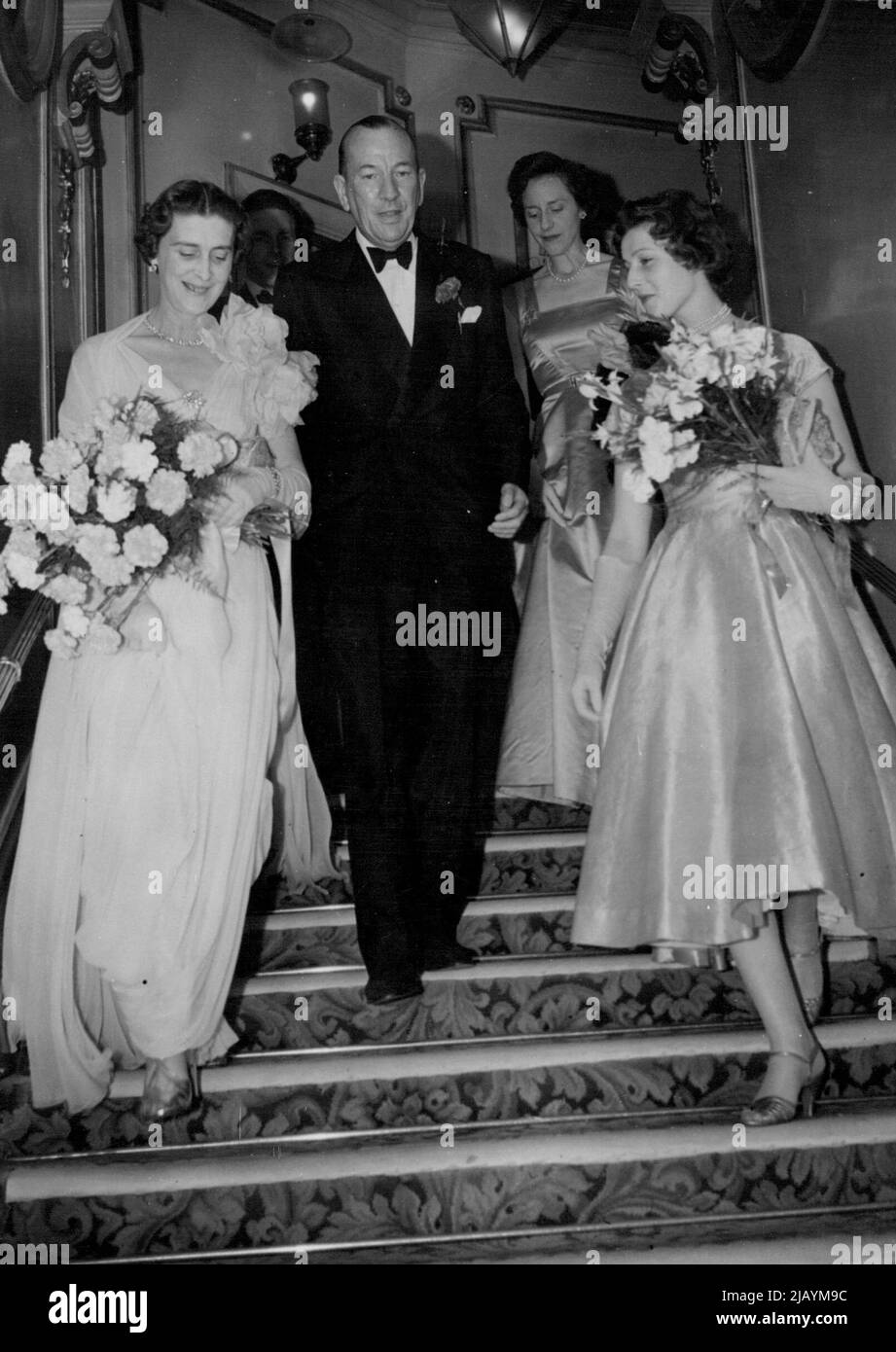 Midnight Show im Londoner Palladium -- die Herzogin von Kent in Pink und trägt rote Nelken, Noel Coward und Prinzessin Alexandra in Primrose mit roten Nelken und Iris, die heute Abend im Palladium zur Mitternachtshow von Noel Cowards 'Night of 100 Stars' ankommen. 24. Juni 1954. (Foto von Daily Mail Contract Picture) Stockfoto