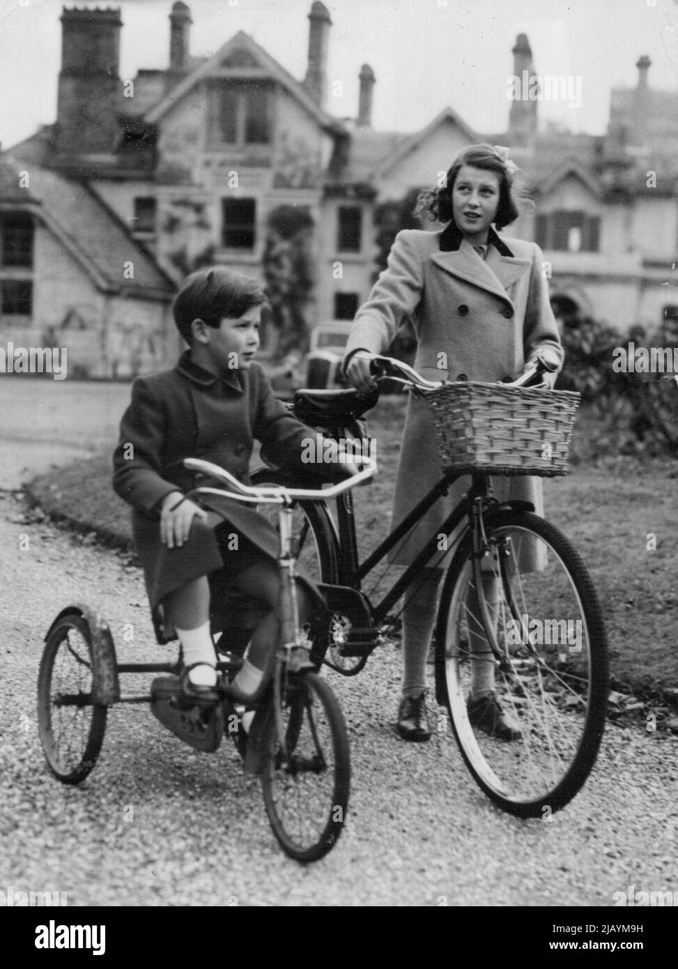 Herzogin von Kent's Children at Home. Prinzessin Alexandra wird Eine Brautjungfer und Prinz Michael Eine Seite sein - bei Royal Wedding - Prinzessin Alexandra (rechts) fotografiert mit Prinz Michael auf dem Gelände von 'Coppins' mit ihren Zyklen in Ivor Buckingham Shire. Zwei von drei Kindern der Herzogin von Kent wurden in ihrem Zuhause in Coppins in Iver, Buckinghamshire, fotografiert. Prinzessin Alexandra wird eine der Brautjungfern und Prinz Michael eine Begleitseite bei der bevorstehenden Hochzeit von Prinzessin Elizabeth mit Leutnant Philip Mountbatten sein, die am 20t in Westminster Abbey, London, stattfindet Stockfoto