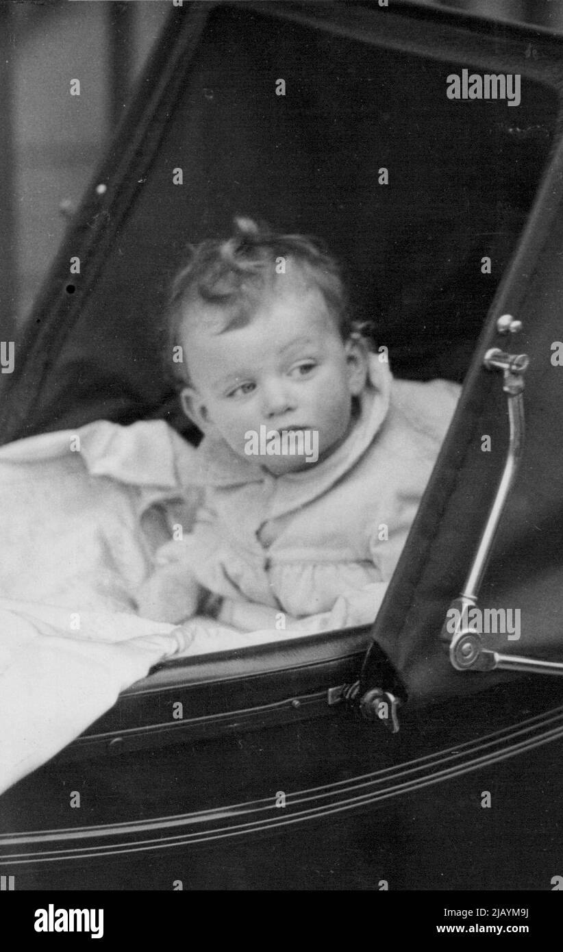 Prinzessin Alexandra genießt Januar-Sonnenschein -- die kleine Prinzessin Alexandra, die gestern mit Prinz Edward aus Sandringham zurückkehrte, schnappte sich während eines Ausflugs ***** Ihr Kinderwagen heute Nachmittag. 27. Januar 1938. (Foto von Keystone) Stockfoto
