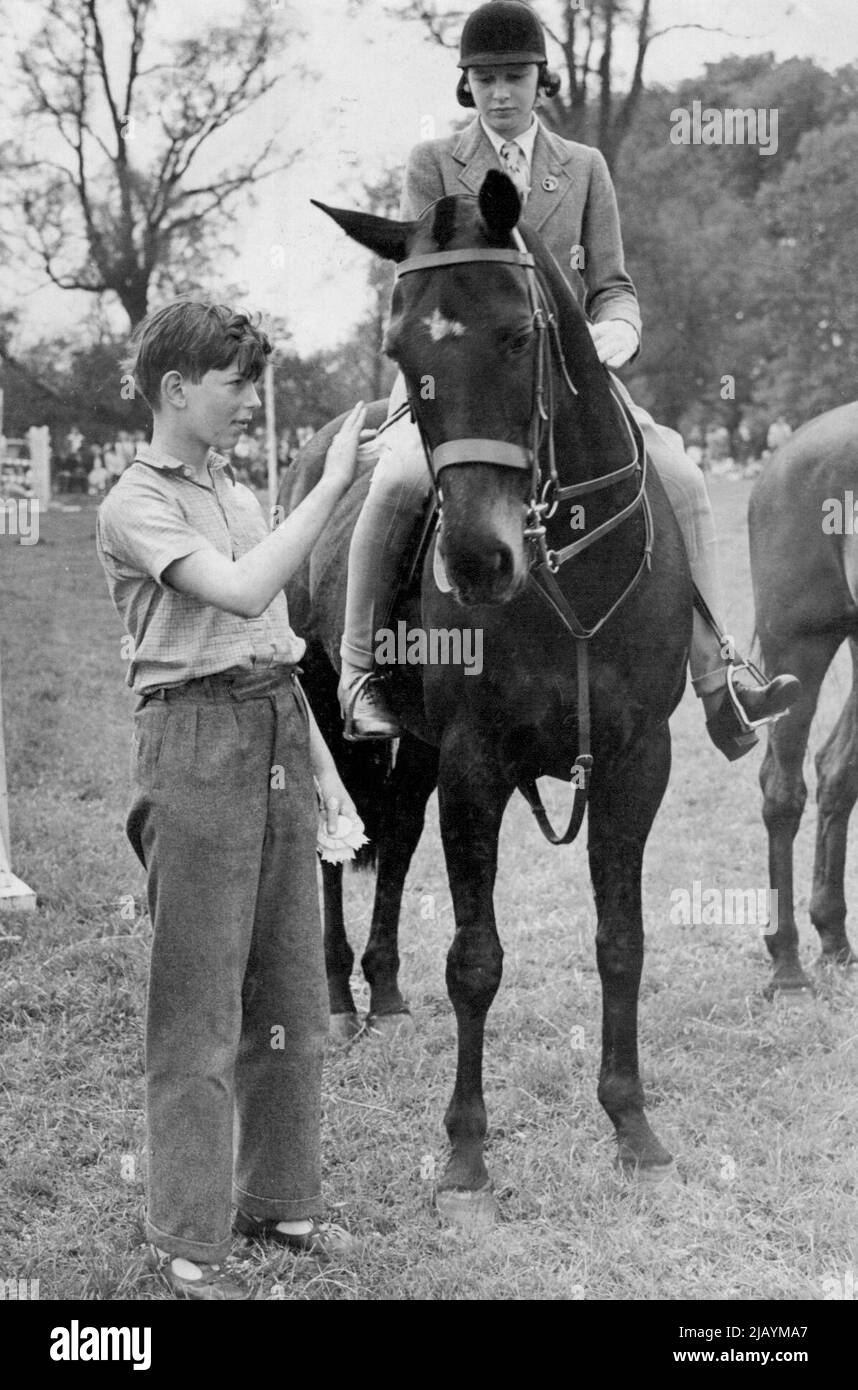 „Vertrauensvoll“ mit seiner Prinzessin. - Der Herzog von Kent gratuliert vertrauensvoll, von seiner Schwester Prinzessin Alexandra geritten. Prinzessin Alexandra von Kent nimmt heute an der Kinderpferdeausstellung und Gymkhana Teil, die in Iver, Bucks, auf ihrem Pferd bestiegen ist, vertrauensvoll, die eine Rosette gewonnen hat. „Vertrauensvoll“ mit seiner Prinzessin HRH gratuliert der junge Herzog von Kent dem Pferd seiner Schwester vertrauensvoll, nachdem Prinzessin Alexandra erfolgreich an ***** teilgenommen hatte . 18. April 1949. Stockfoto