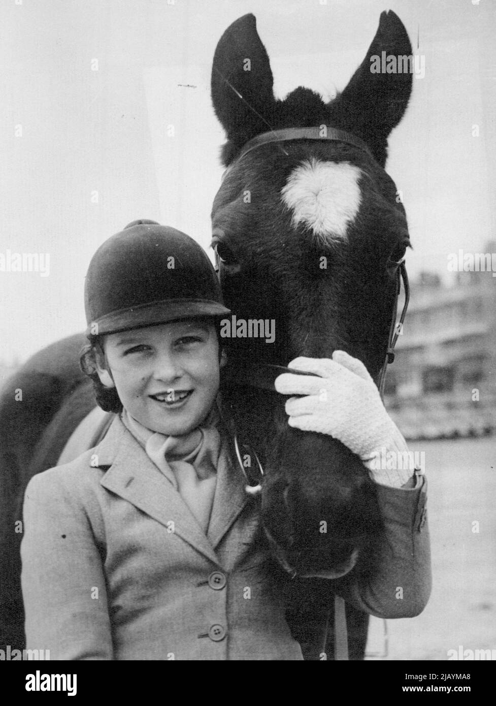 Unsere lächelnde Prinzessin -- Ein charmantes neues Bild von Prinzessin Alexandra, Tochter der Herzogin von Kent, die im Urlaub in Bognor Regis, Sussex, ist. Sie war am Weihnachtstag acht Jahre alt. 13. März 1945. (Foto von Planet) Stockfoto