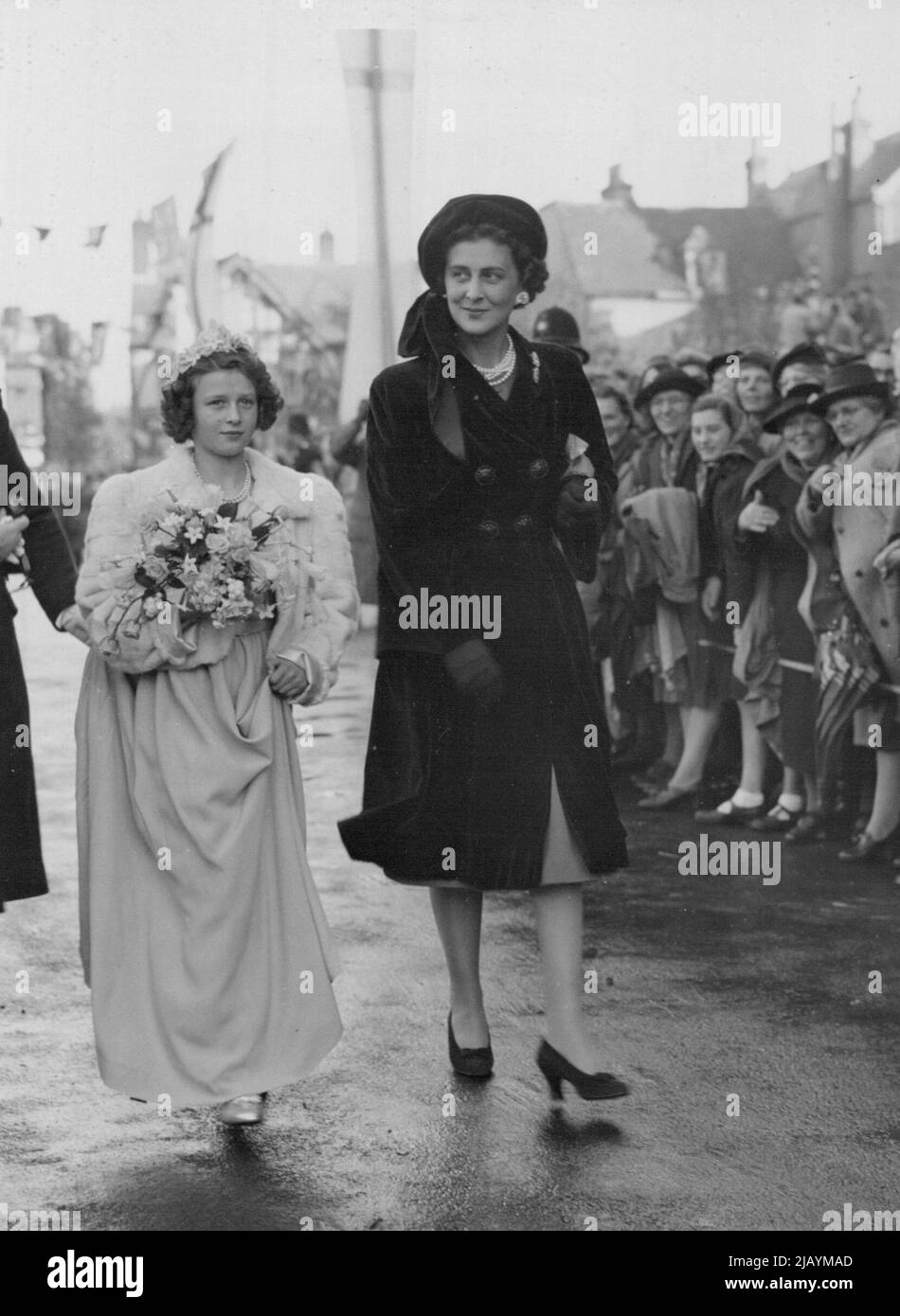 Mountbatten Wedding -- die Herzogin von Kent kommt mit ihrer Tochter Prinzessin Alexandra, die eine der Brautjungfern war - zur Hochzeit der Hon. Patricia Mountbatten und Capt. The Lord Brabourne in Romsey Abbey, Hampshire, heute Oktober 26. 05. November 1946. (Foto von Associated Press Photo) Stockfoto