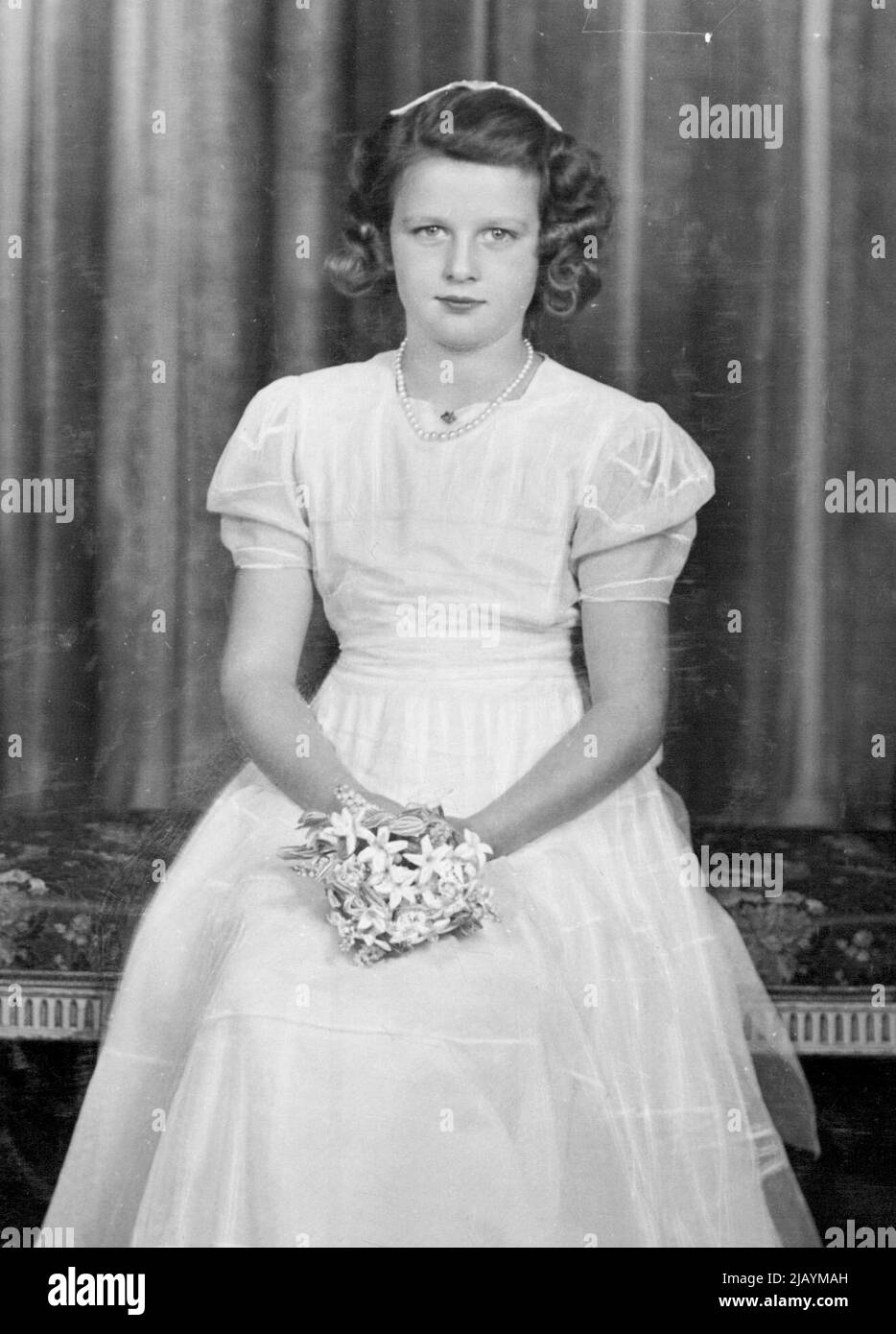 Nur Tochter von T.R.H. Die Herzogin von Kent und der verstorbene Herzog von Kent, der am Weihnachtstag acht Jahre alt sein wird. Ein neues Porträt von:- I.K.H. Prinzessin Alexandra -- Prinzessin Alexandra, Helen Elizabeth Olga Christabel, ist die einzige Tochter von T.R.H., der Herzogin von Kent und dem verstorbenen Herzog von Kent, und eine Nichte des Königs. Sie wurde am 25.. Dezember 1936 geboren und hat zwei Brüder, den heutigen jungen Herzog von Kent und Prinz Michael. Die kleine Prinzessin ist in dem Kleid zu sehen, das sie als Brautjungfern bei der jüngsten Hochzeit von LT.-Col und Mrs. H. P. Phillips, Mrs. Phillips war ***** Miss Georgina Wer Stockfoto