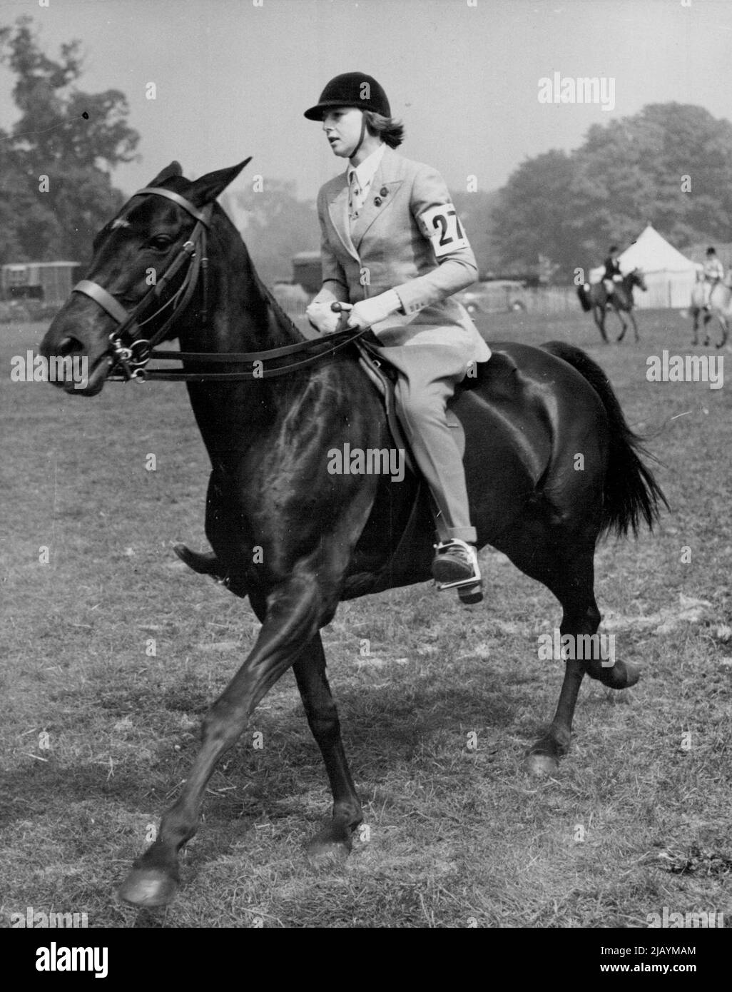Prinzessin Alexandra tritt bei der Windsor Horse Show an - Prinzessin Alexandra trabelt heute vertrauensvoll in Windsor. Prinzessin Alexandra, 12-jährige Tochter der Herzogin von Kent, war heute (Samstag) auf ihrem Pony auf der Royal Windsor Horse Show, Home Park, Windsor Castle, eine Konkurrentin in der Klasse 27 (Child's Pony). 14.Mai 1949. (Foto von Reuterphoto) Stockfoto