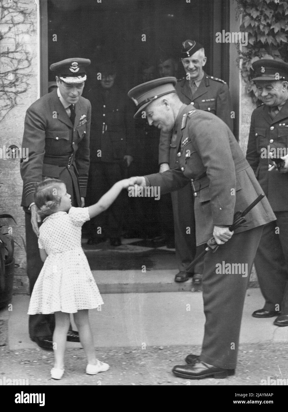 Prinzessin Alexandra wird von Brigadier-General P.J. empfangen Montague. Auch der Herzog von Kent ist zu sehen. Herzog von Kent besucht in Begleitung seiner Kinder Prinz Edward und Prinzessin Alexandra die Verwundeten Kanadas in einem kanadischen Krankenhaus. 12. November 1940. (Foto von London News Agency Photos Ltd.) Stockfoto