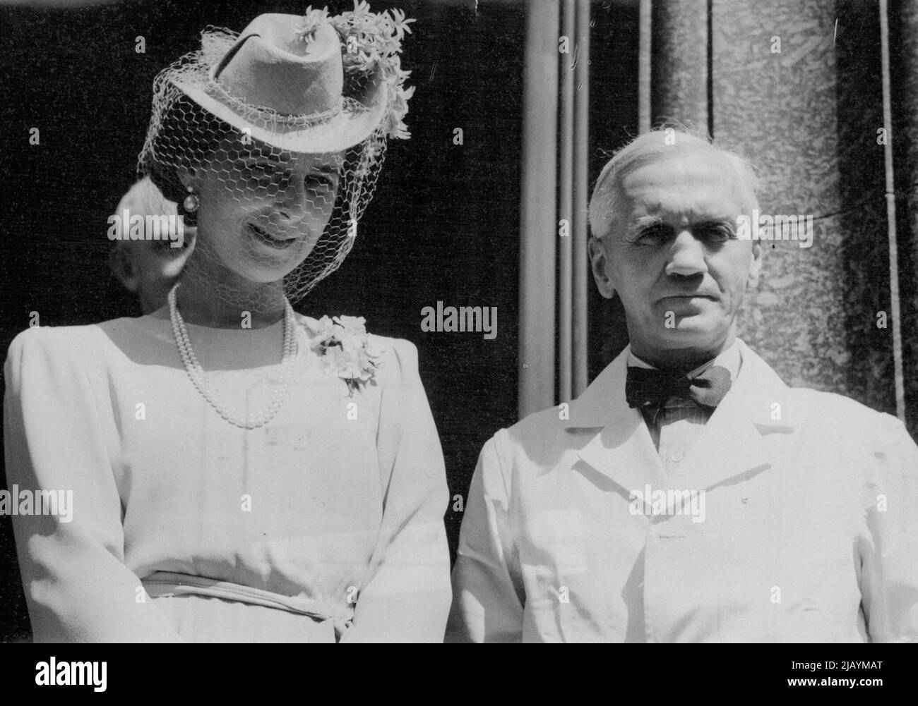 Herzogin von Kent trifft Entdecker von Penicillin -- die Herzogin von Kent mit Sir Alexander Fleming, Entdecker von Penicillin, im St. Mary's Hospital, Paddington. HRH, die Herzogin von Kent, Präsidentin des Alexandra Rose Day Fund, besuchte eine Reihe von Verkaufszentren in London. 20. Juni 1944. (Foto von Planet). Stockfoto